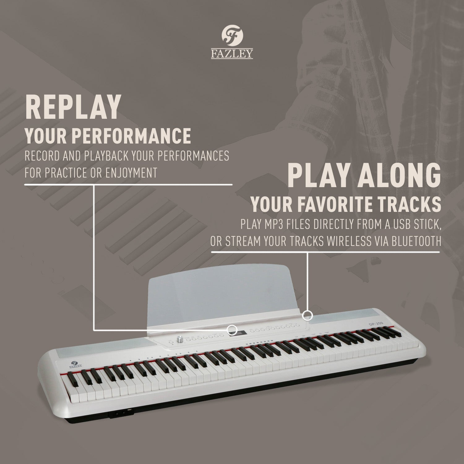 Een witte digitale piano met muziekstandaard, Fazley-logo en tekst over herhalen en meespelen.