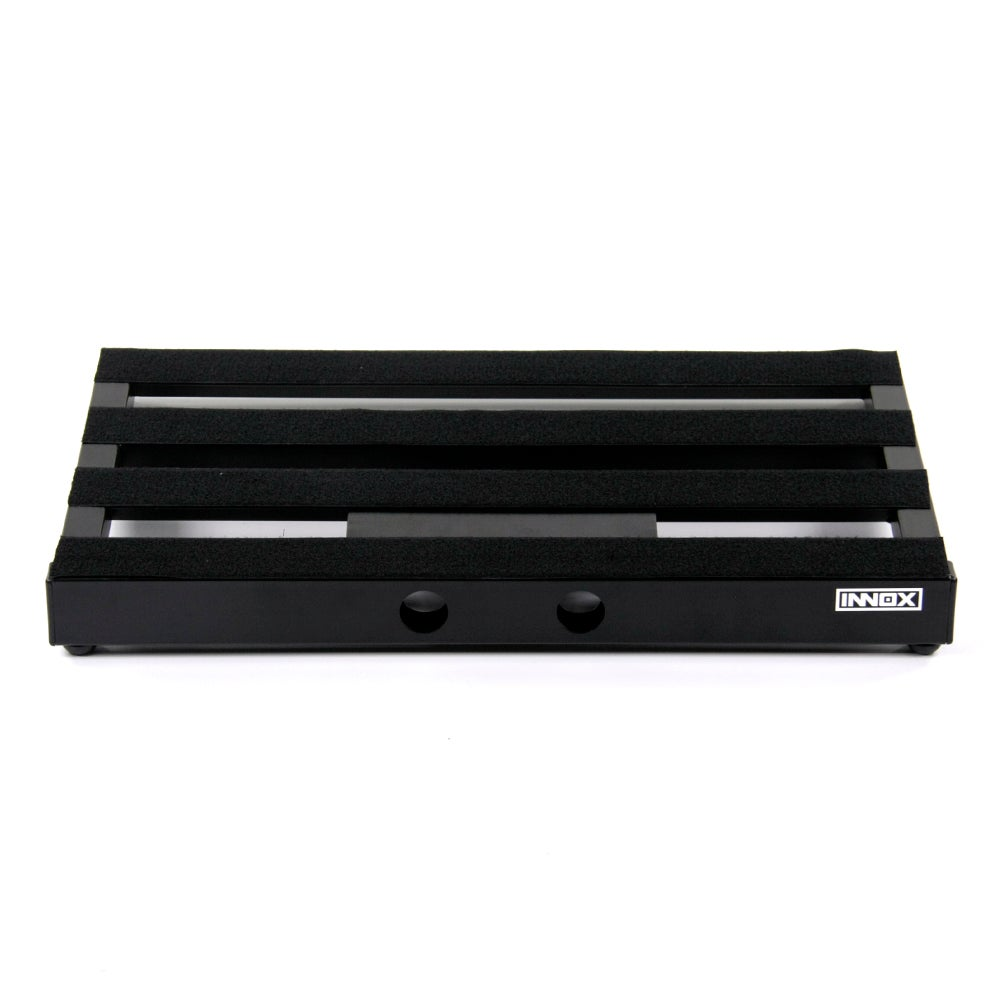 Zwart pedalboard met drie niveaus en twee ronde uitsparingen aan de voorzijde.