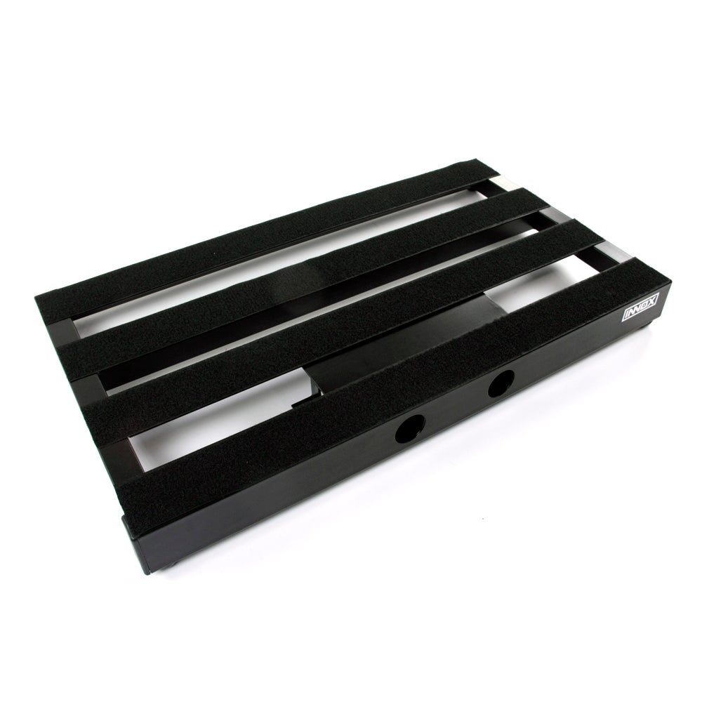 Zwart pedalboard met klittenbandstrips en twee ronde uitsparingen.