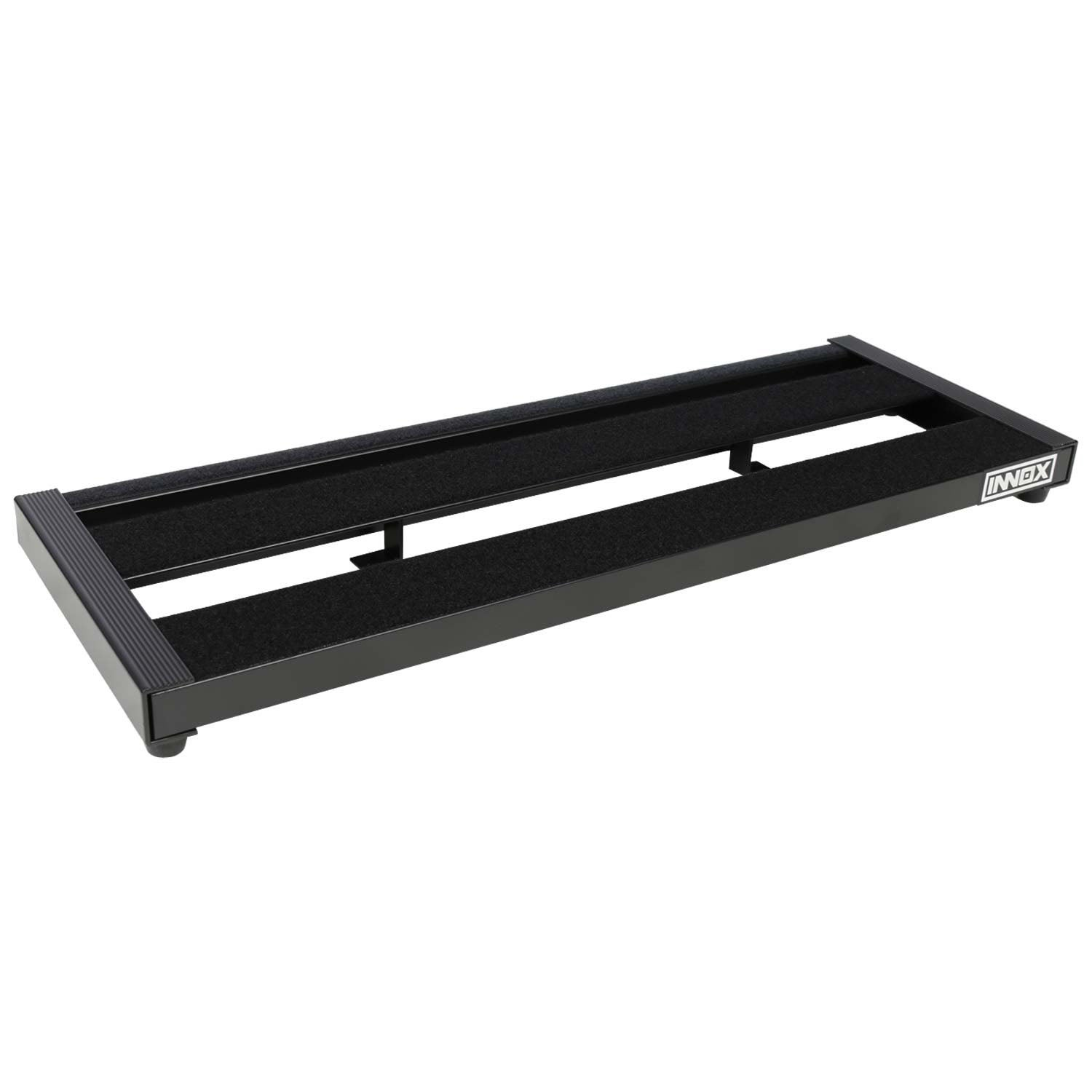 Een zwart, tweelaags pedalboard met tapijtoppervlak en zilveren frame.