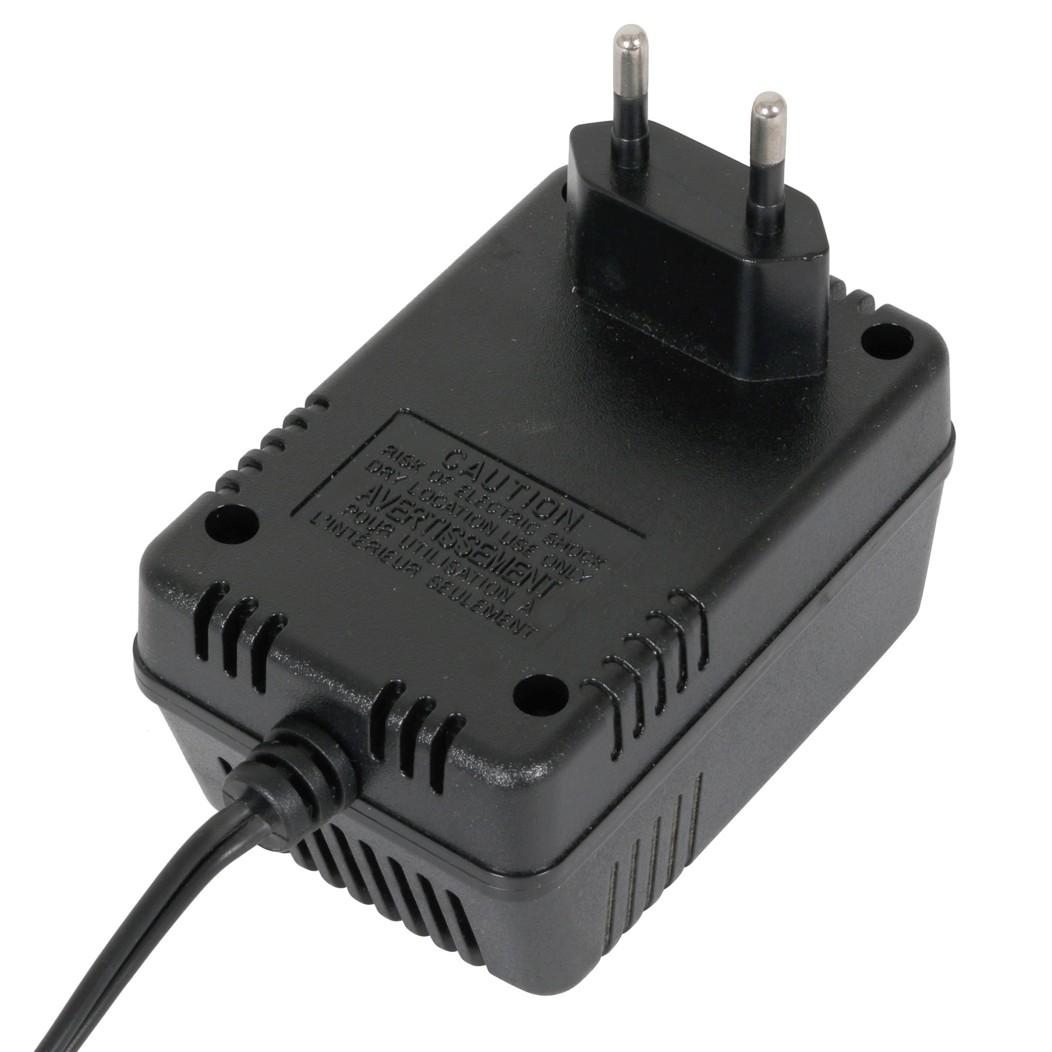 Zwarte stroomadapter met twee pinnen en kabel. Tekst: Voorzichtig.