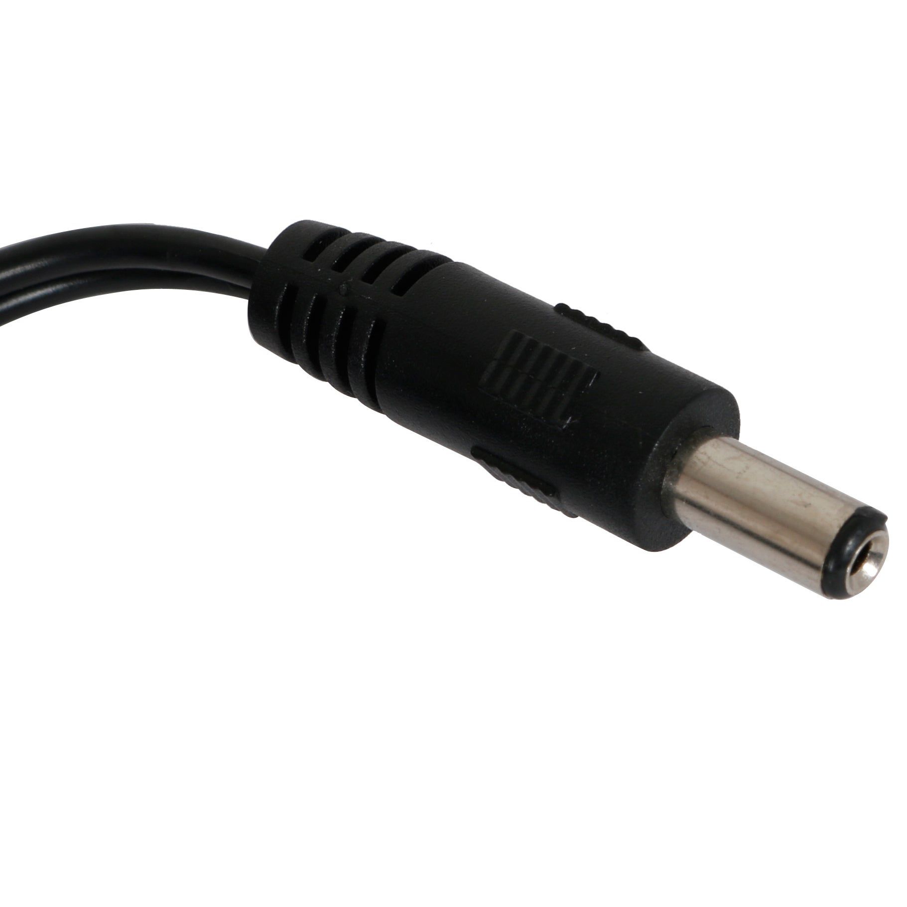 Zwarte kabel met zilveren connector en zwarte grip.