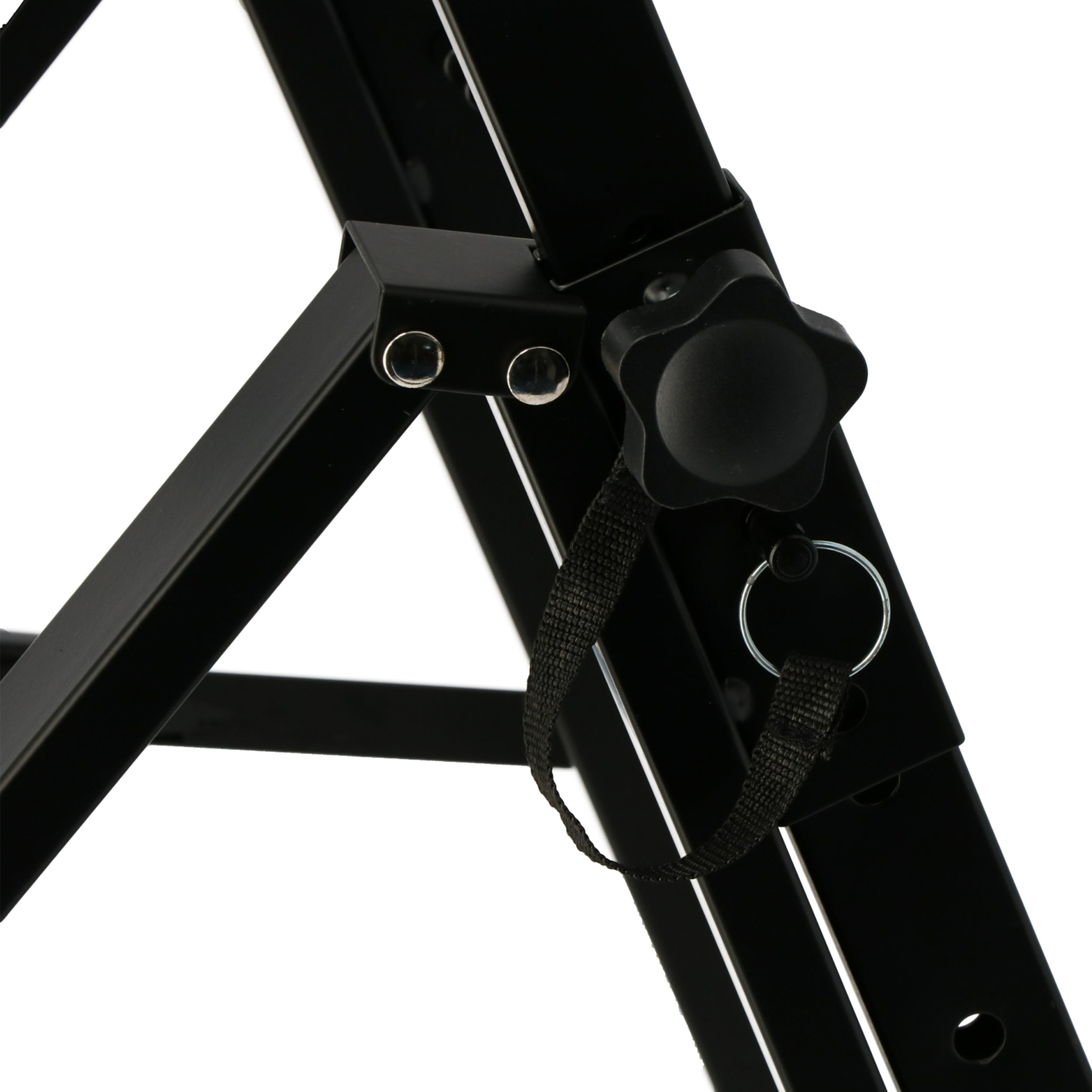 Close-up van een zwart statief met sterschroefknop en riemlus.