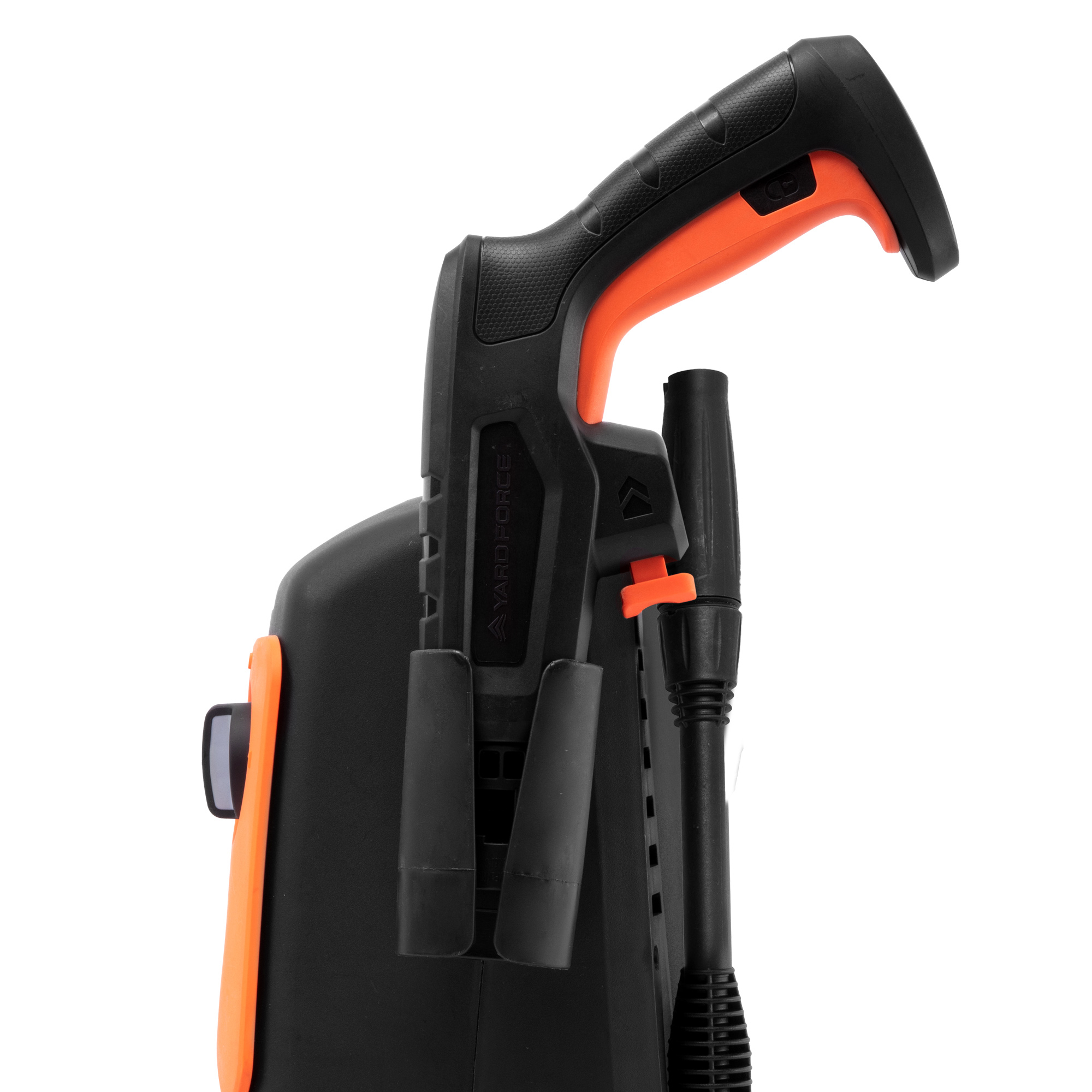 Schwarzer Hochdruckreiniger mit orangefarbenem Griff und Schlauchanschluss.