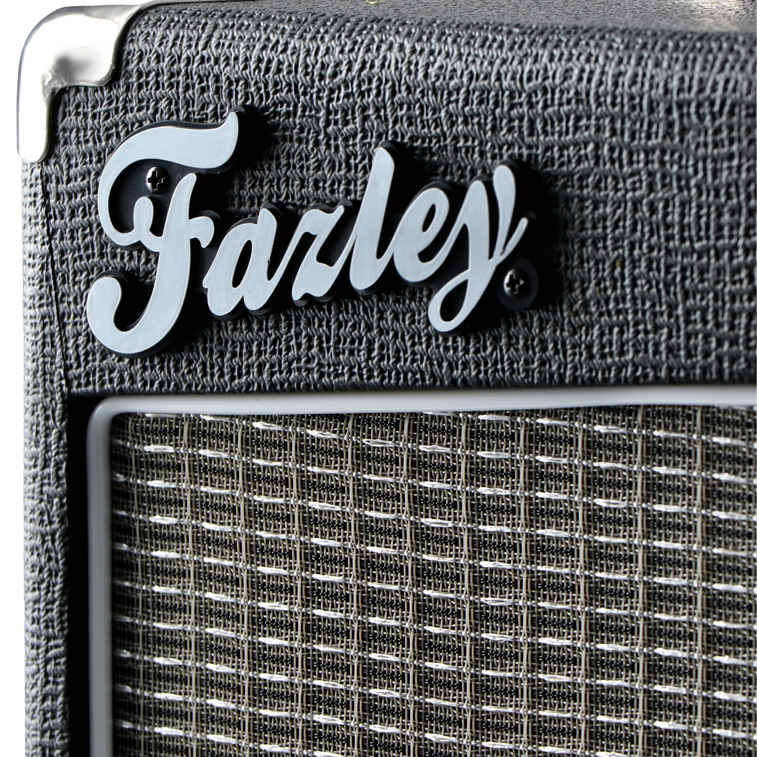 Close-up van een grijze gitaarversterker met de naam "Farley" en een grille.
