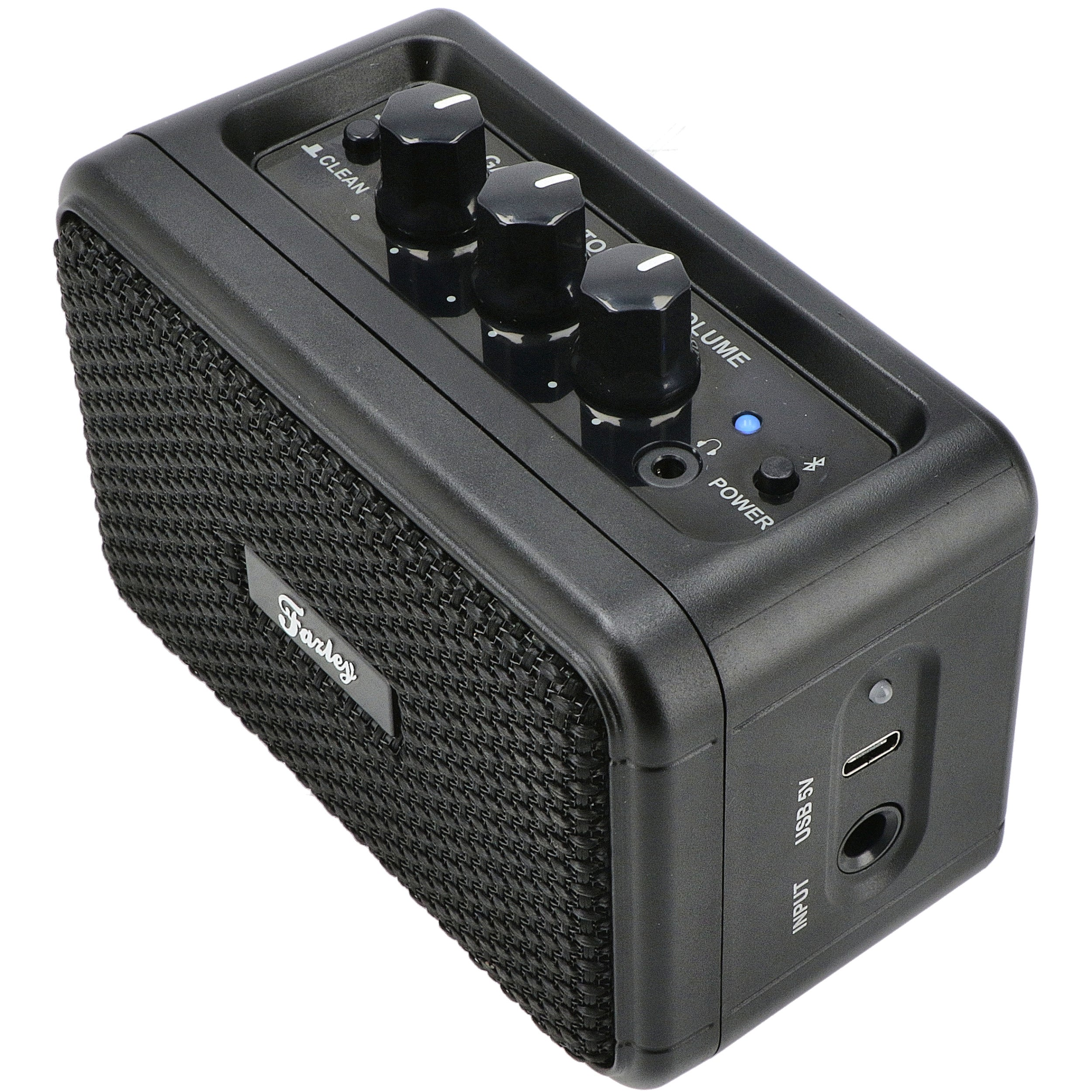 Zwarte versterker met drie knoppen, aan/uit-knop en USB-poort.