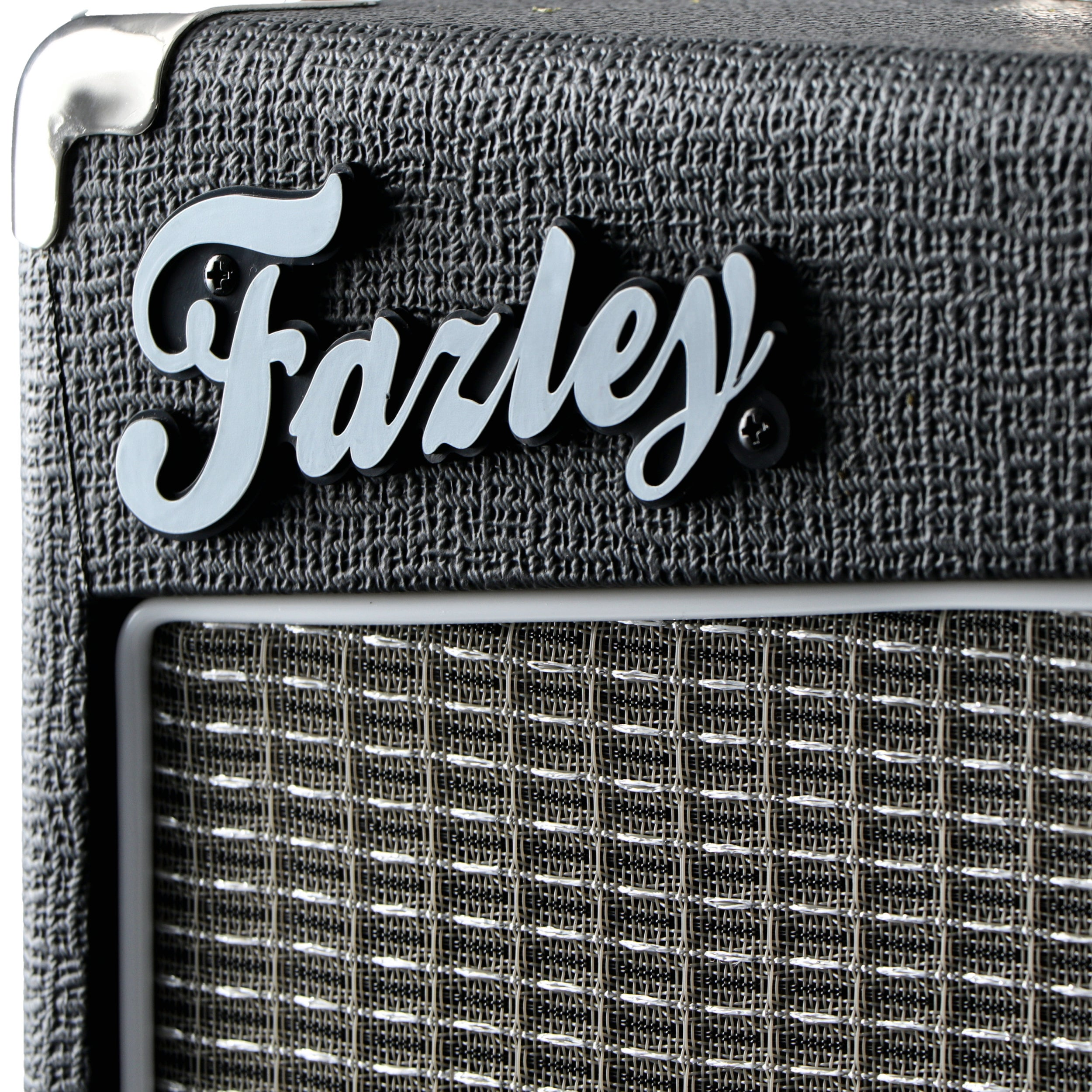 Close-up van een zwarte gitaarversterker met de naam "Farley" en een zilveren luidsprekergrill.