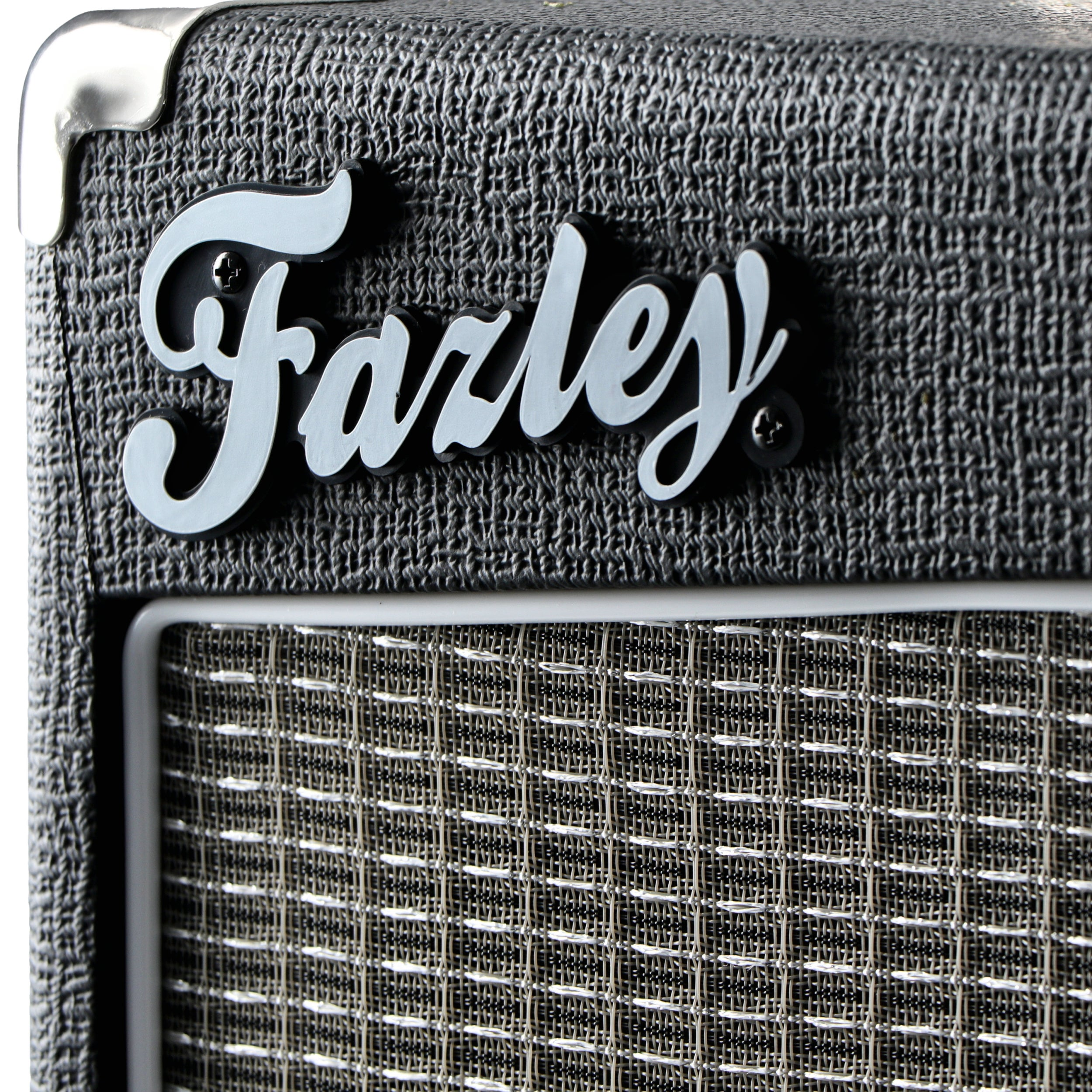 Close-up van een zwarte gitaarversterker met zilveren logo.