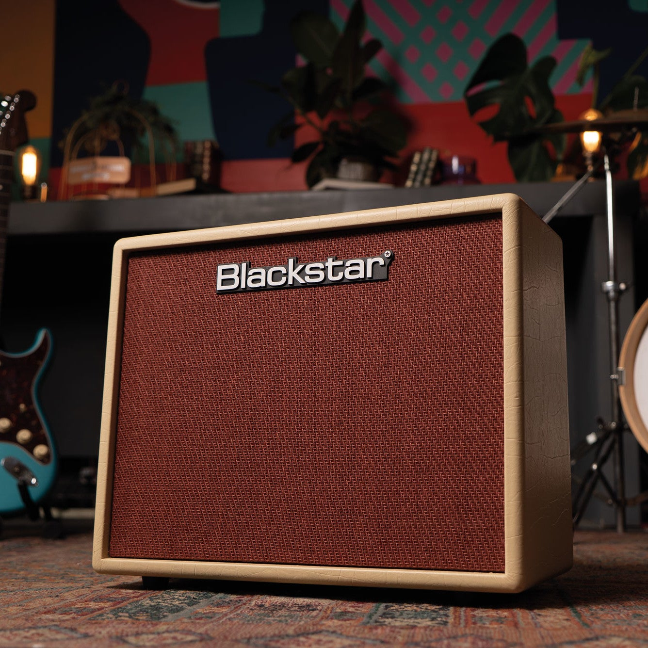 Een Blackstar versterker met bruine voorkant en licht houten frame staat in een kamer.