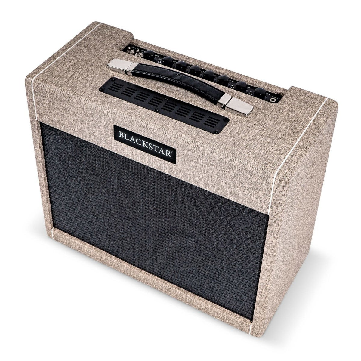 Een bruine gitaarversterker met zwarte speakergrill en zilveren accenten.
