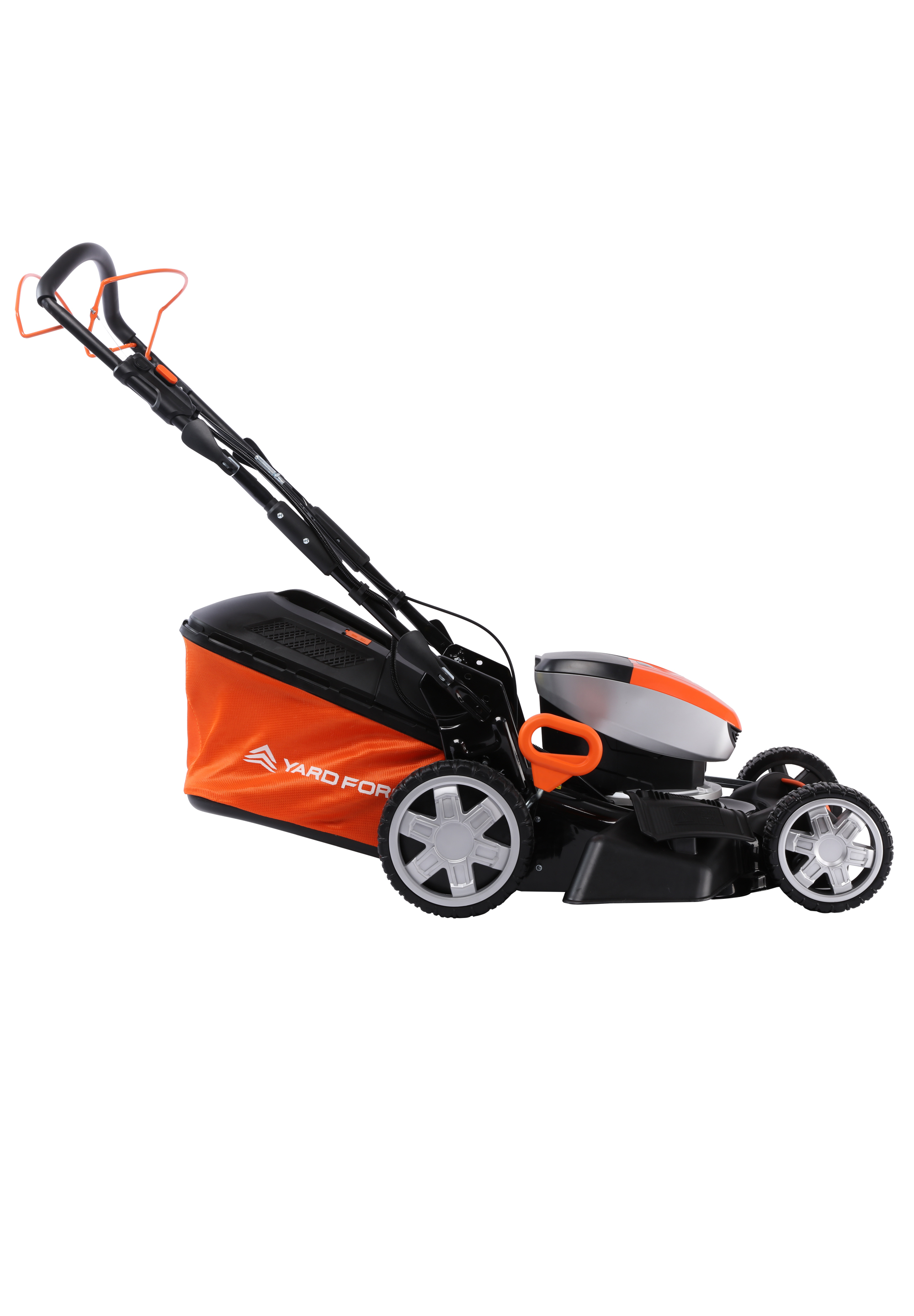 Ein orange-schwarzer Rasenmäher mit silbernen Rädern auf weißem Hintergrund.