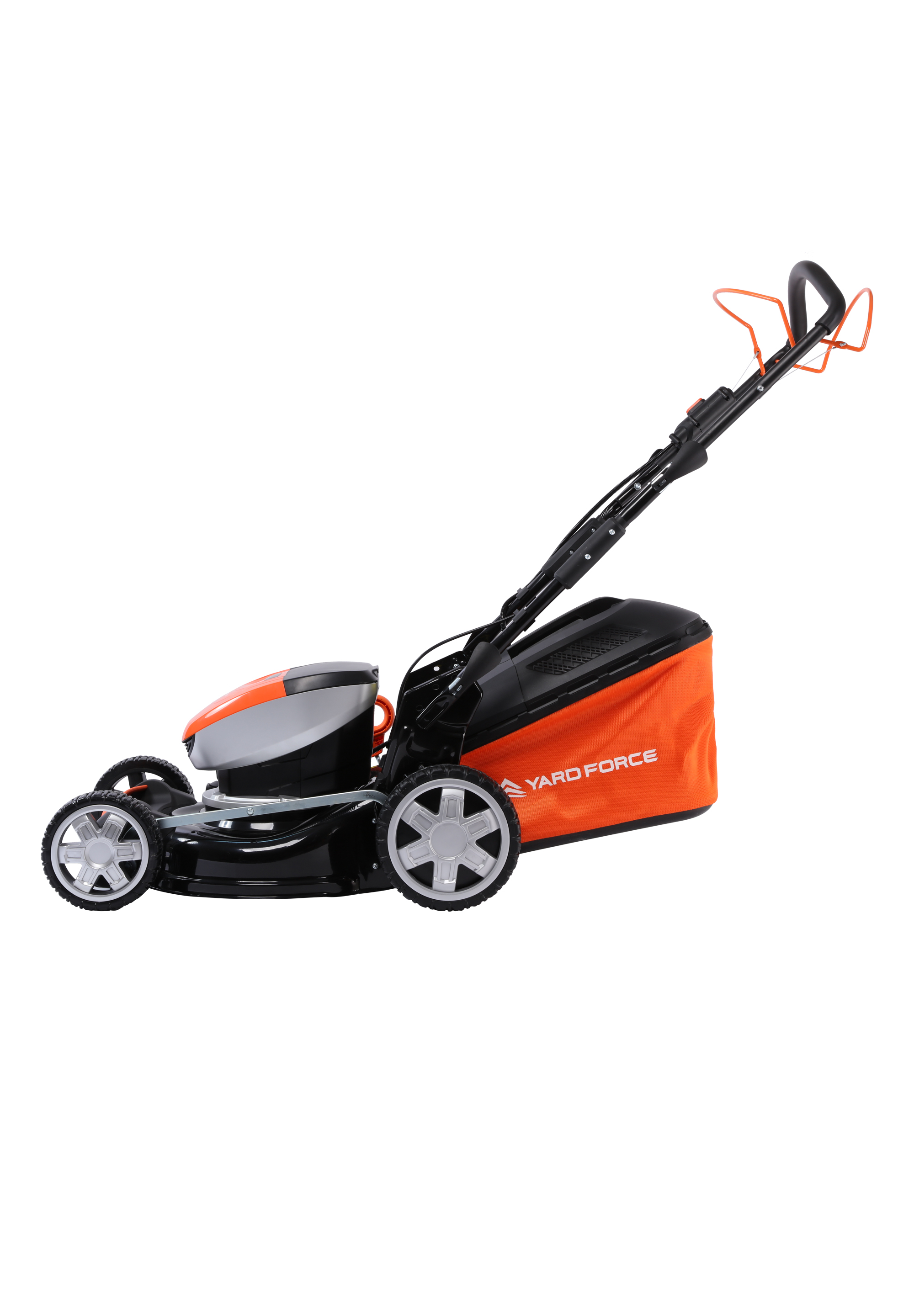 Ein orange-schwarzer Rasenmäher mit Fangkorb, auf weißem Hintergrund.