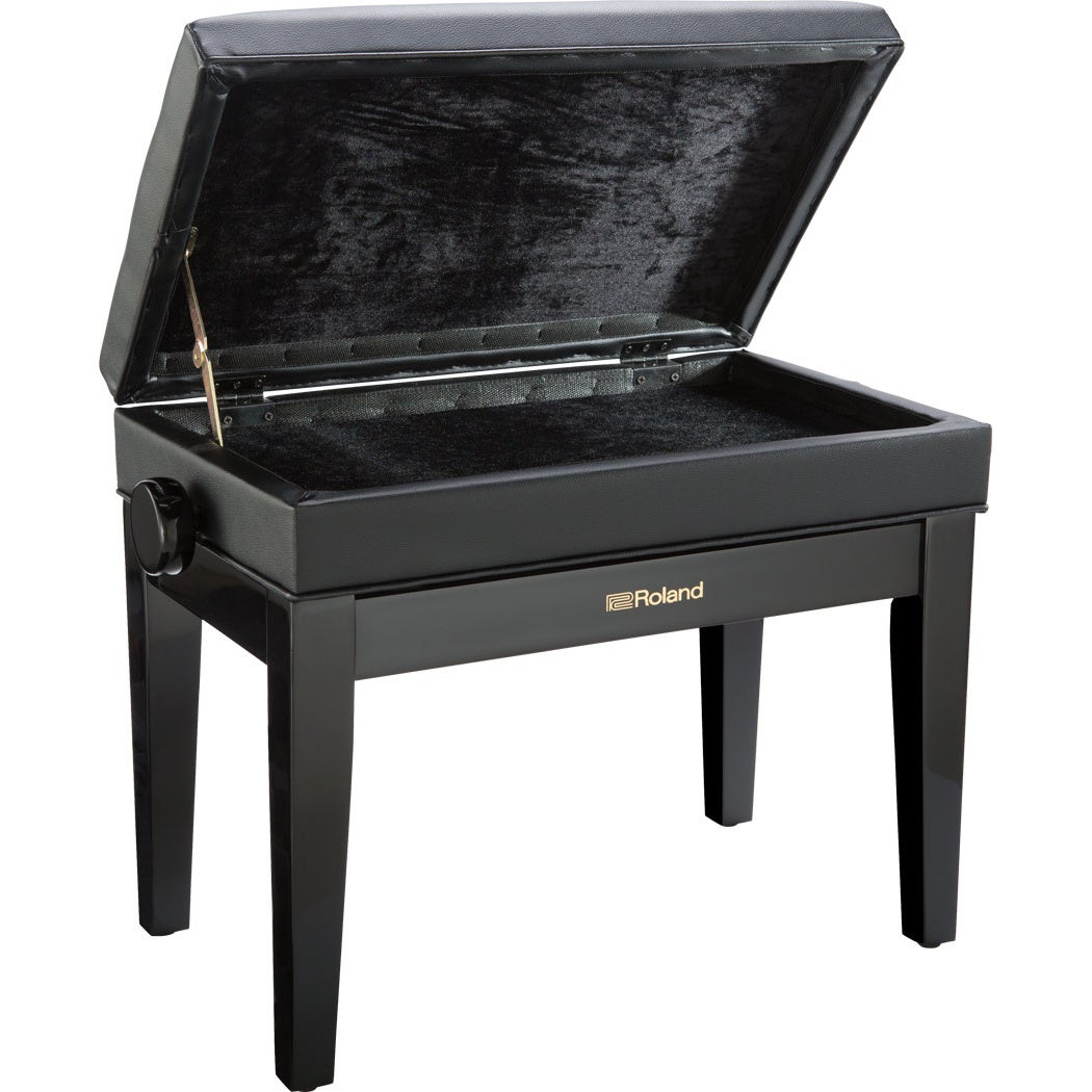 Zwarte pianobank met open deksel en Roland logo.