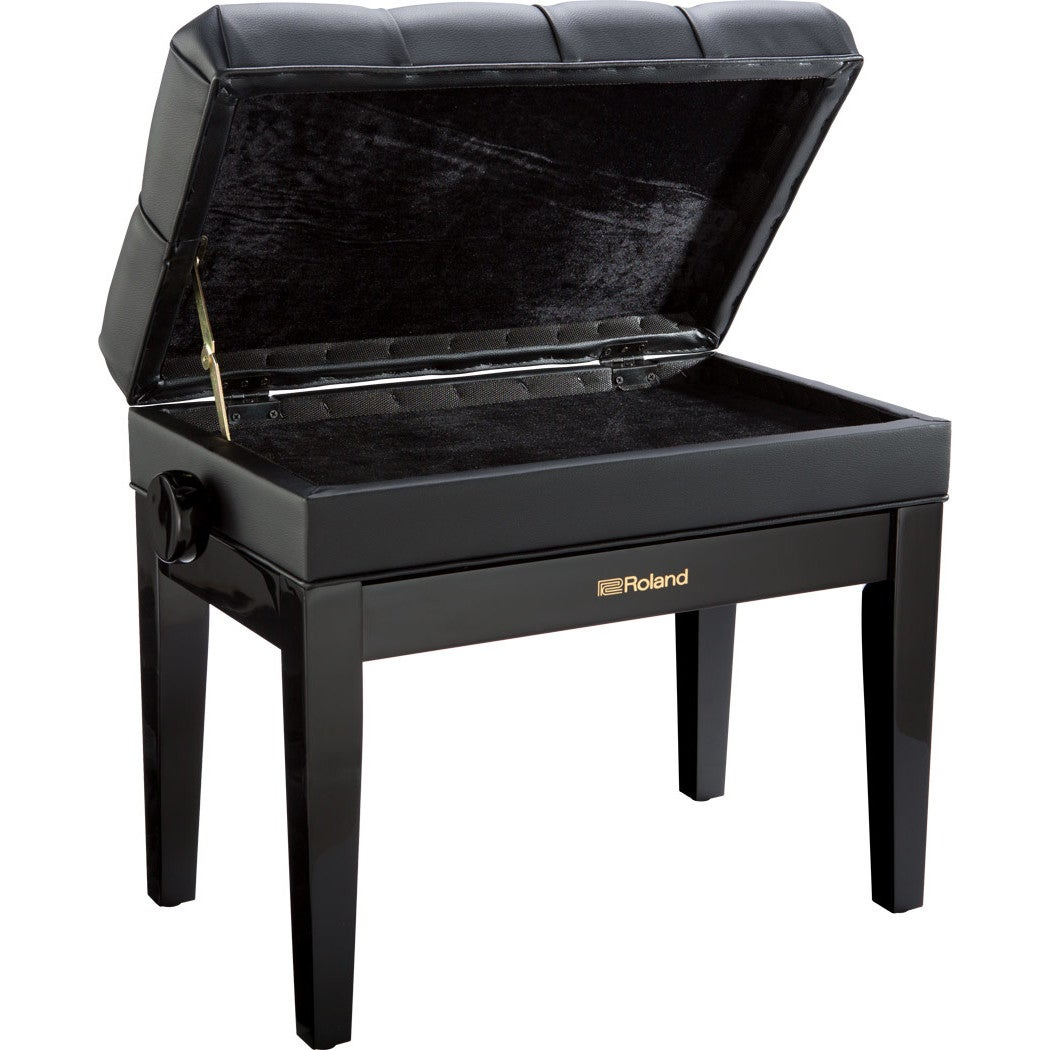 Een zwarte pianokruk met open opbergvak en Roland-logo.