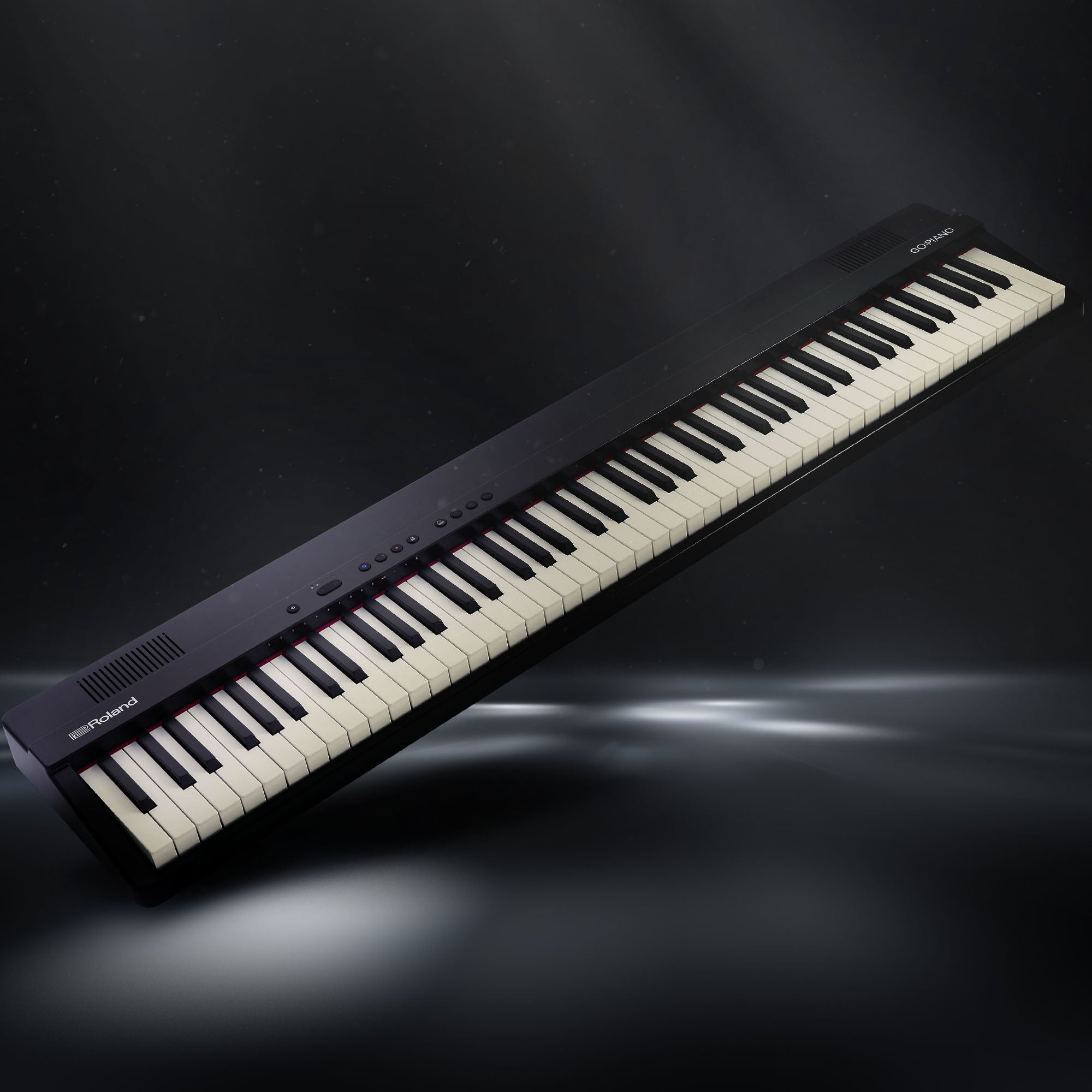 Un Roland GO:PIANO noir avec des touches blanches et noires sur fond sombre.