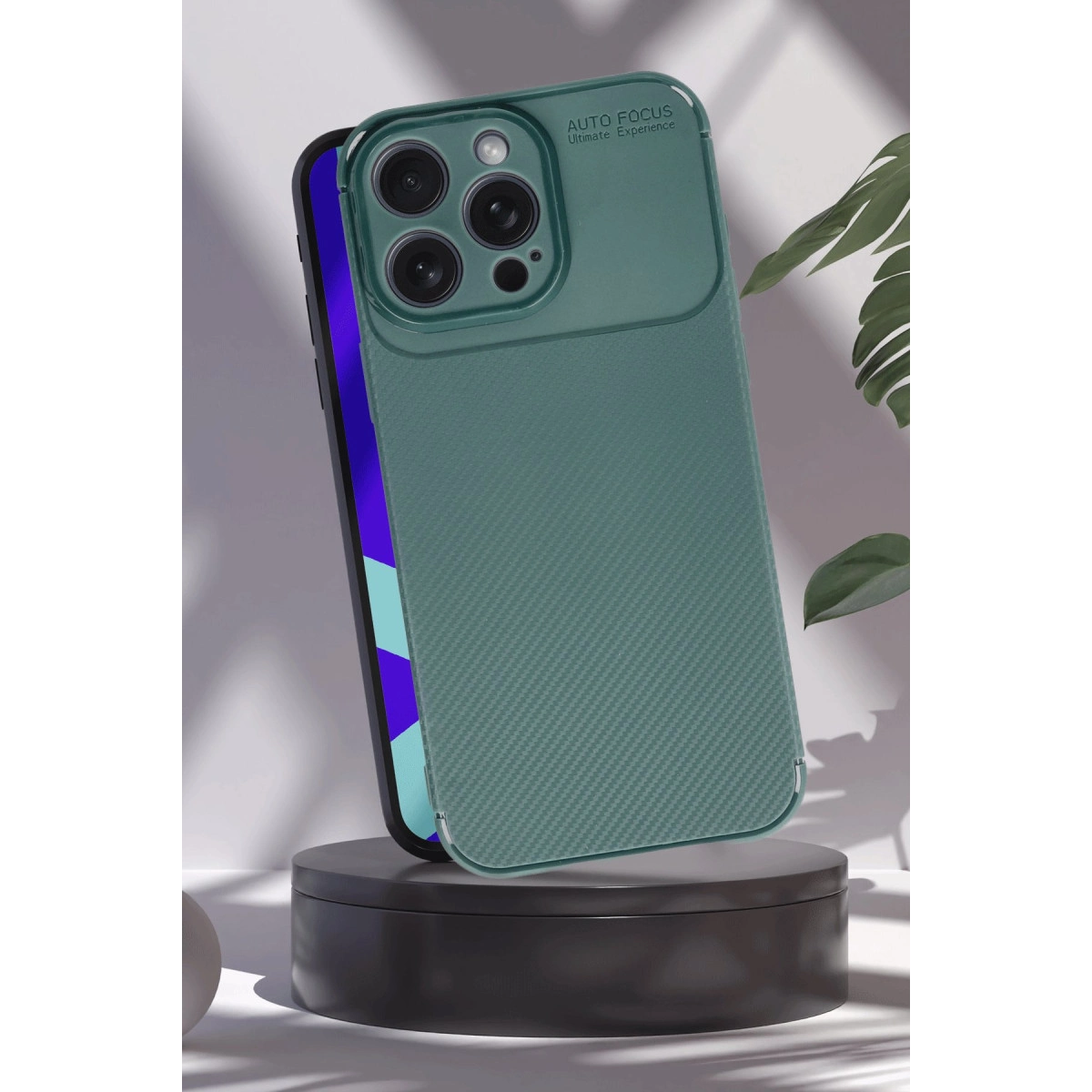 Karbon desenli yeşil telefon kılıfı bir kaide üzerinde.