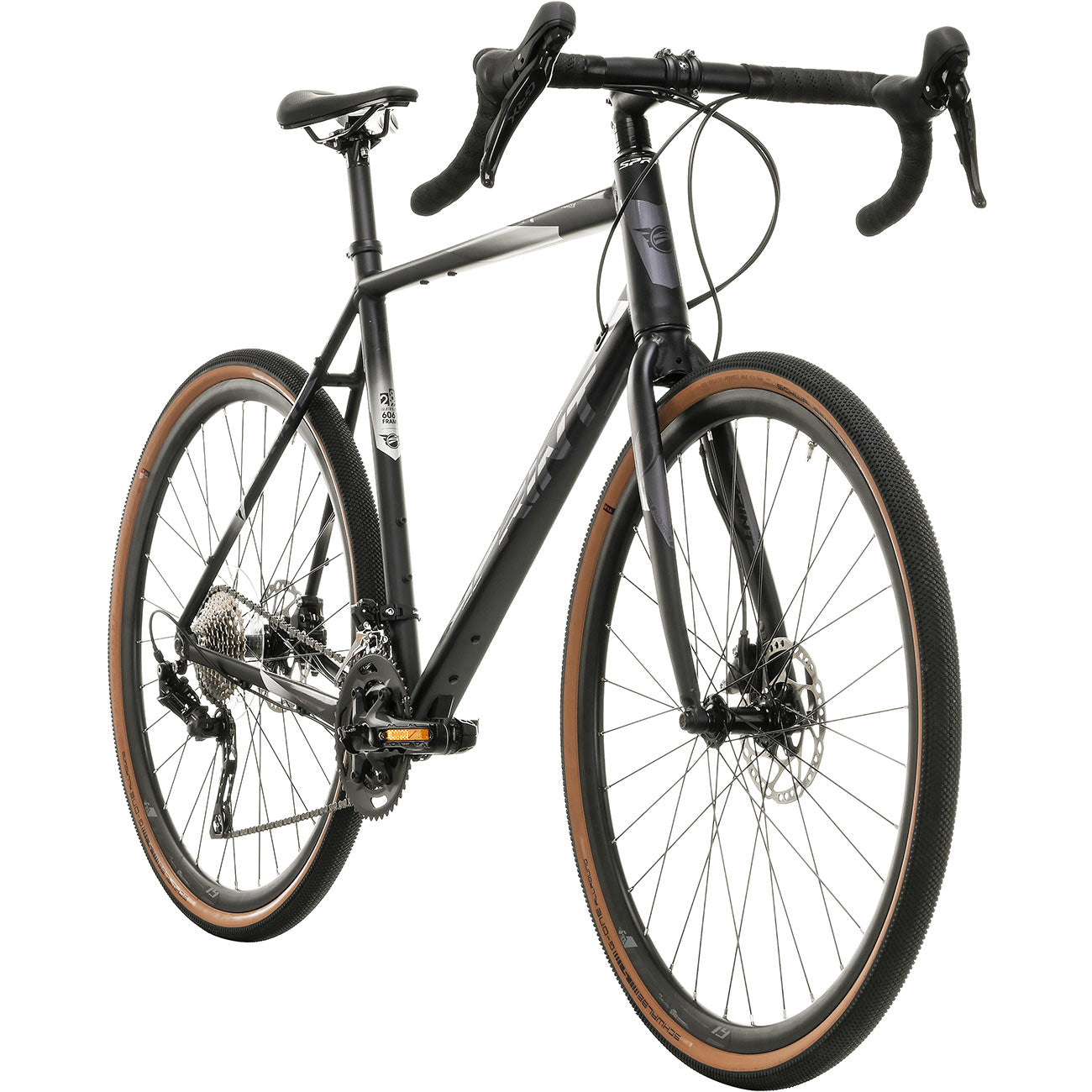 Schwarzes Gravelbike mit braunen Reifen, Gabel und weißem Hintergrund.