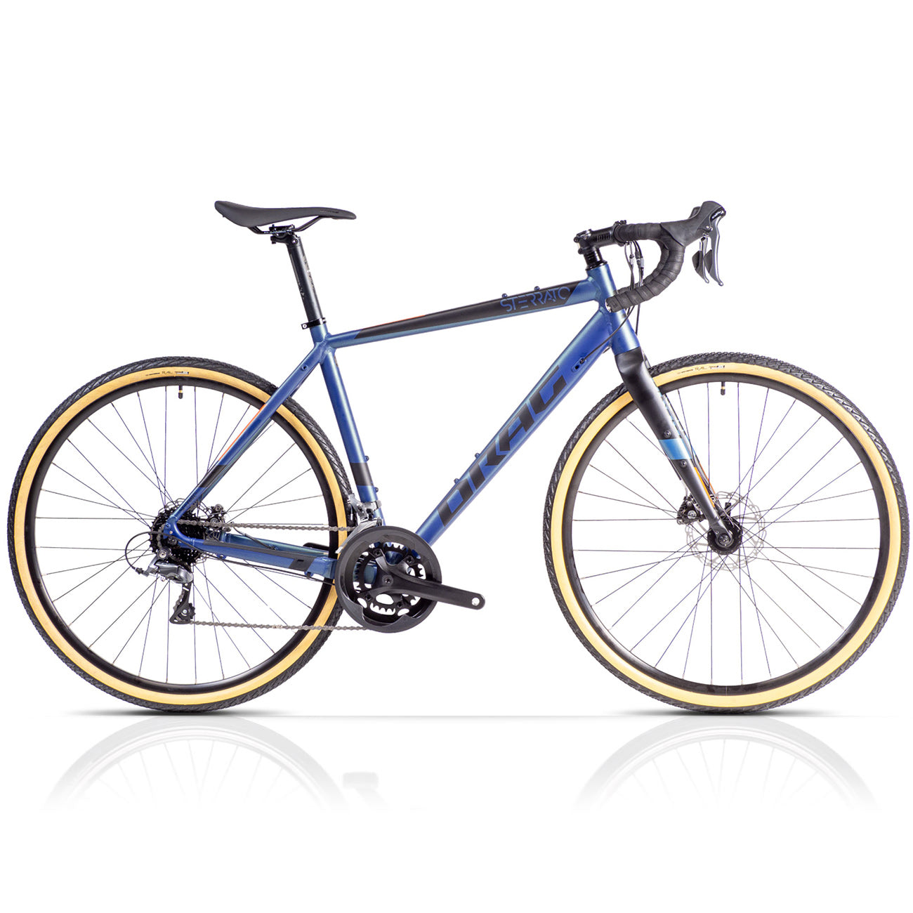 Ein dunkelblauer Gravelbike mit hellbraunen Reifen und schwarzen Akzenten steht auf weißem Hintergrund.
