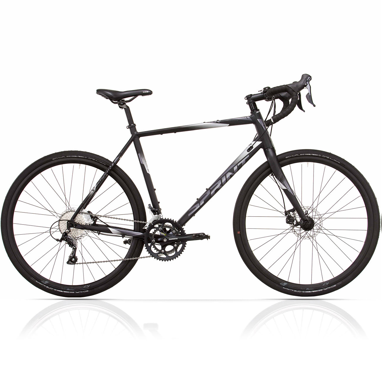 Ein dunkles Gravelbike mit breiten Reifen und Scheibenbremsen steht vor weißem Hintergrund.