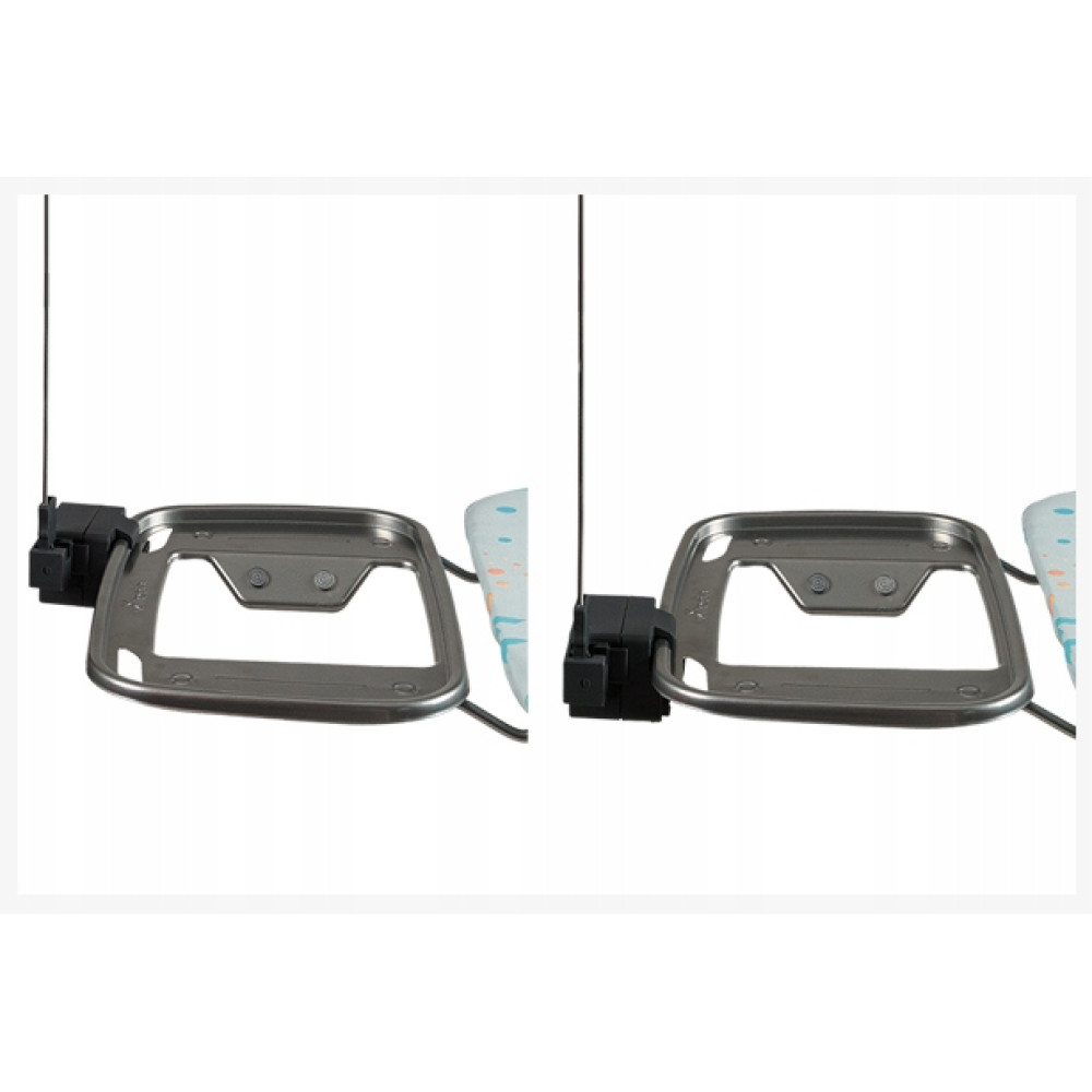 Dwa srebrne metalowe ramy z czarnymi uchwytami i linkami na białym tle.