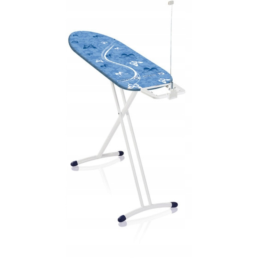 Niebieska deska do prasowania we wzór motyli na białym tle.