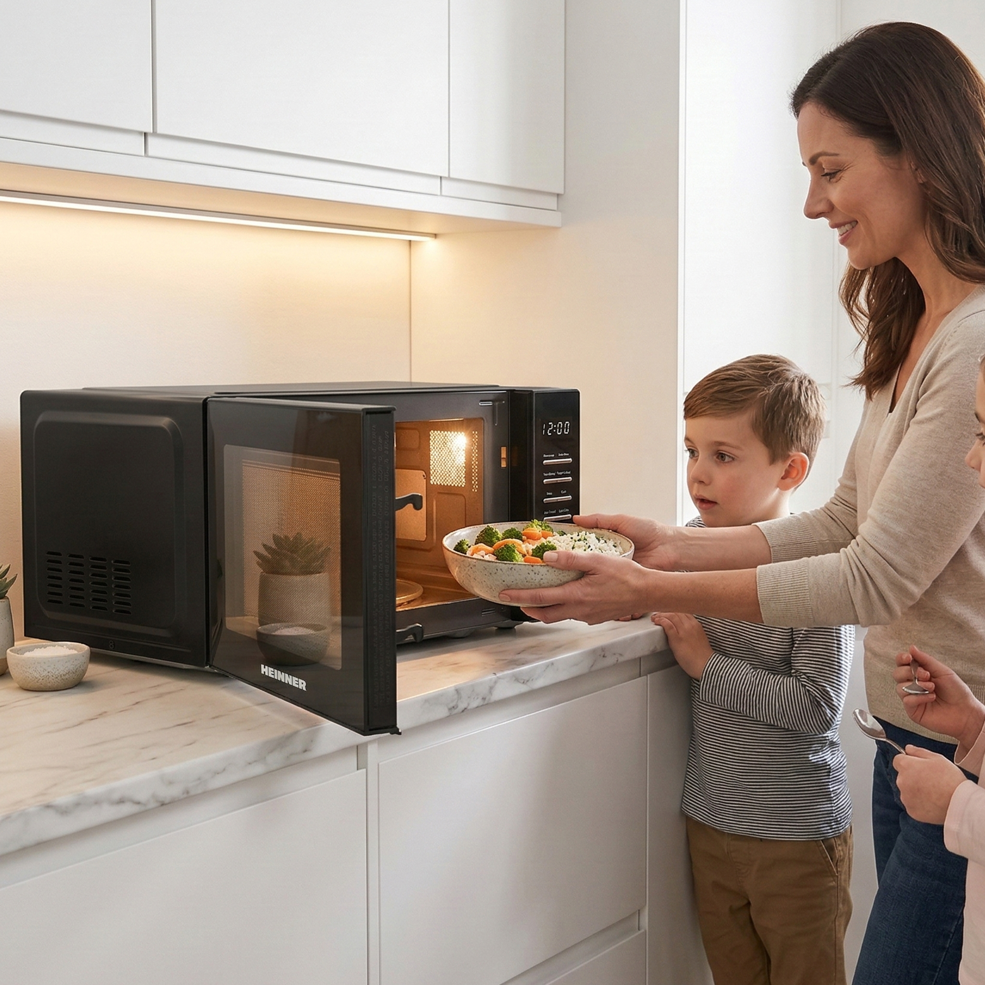 Vrouw plaatst schaal met eten in magnetron, kinderen kijken toe.
