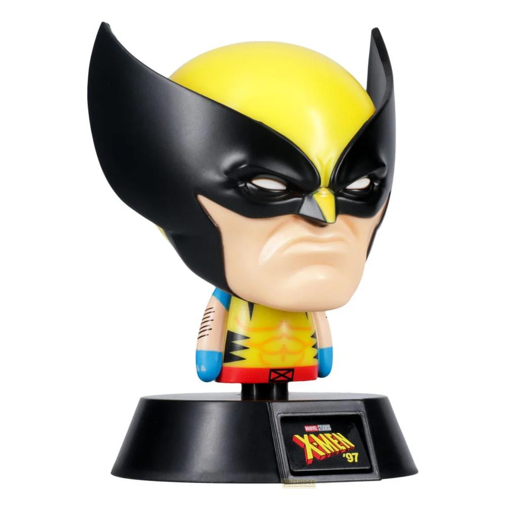 Wolverine-Figur auf einem schwarzen Sockel mit X-Men '97 Logo.