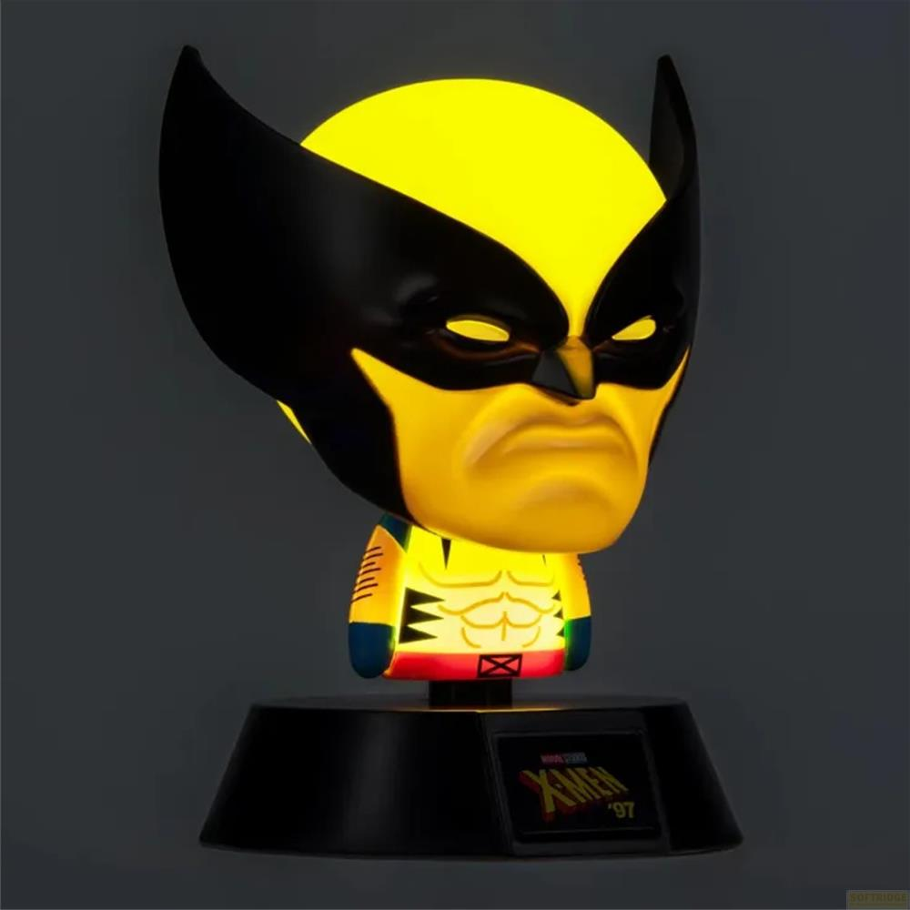Eine leuchtende Wolverine-Figur mit gelbem Kopf, schwarzer Maske und Comic-Kleidung auf einem Sockel.