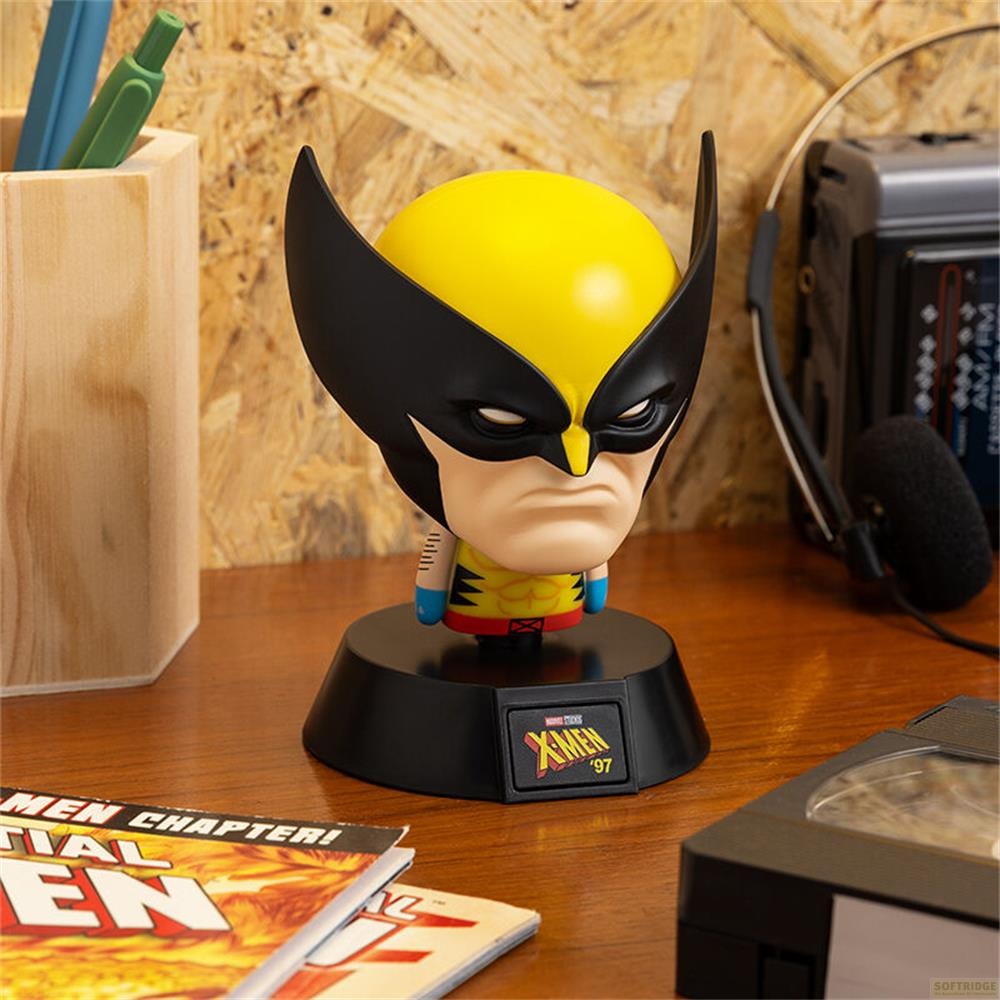 Wolverine-Figur auf einem Sockel, neben Comics und einem Kassettenradio.