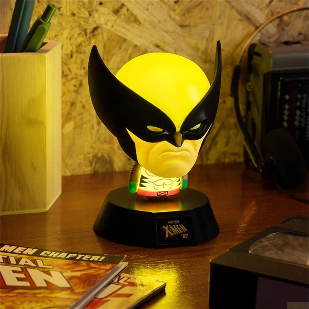 Ein Wolverine-Kopf-Nachttischlampe mit gelbem Licht auf einem schwarzen Sockel.