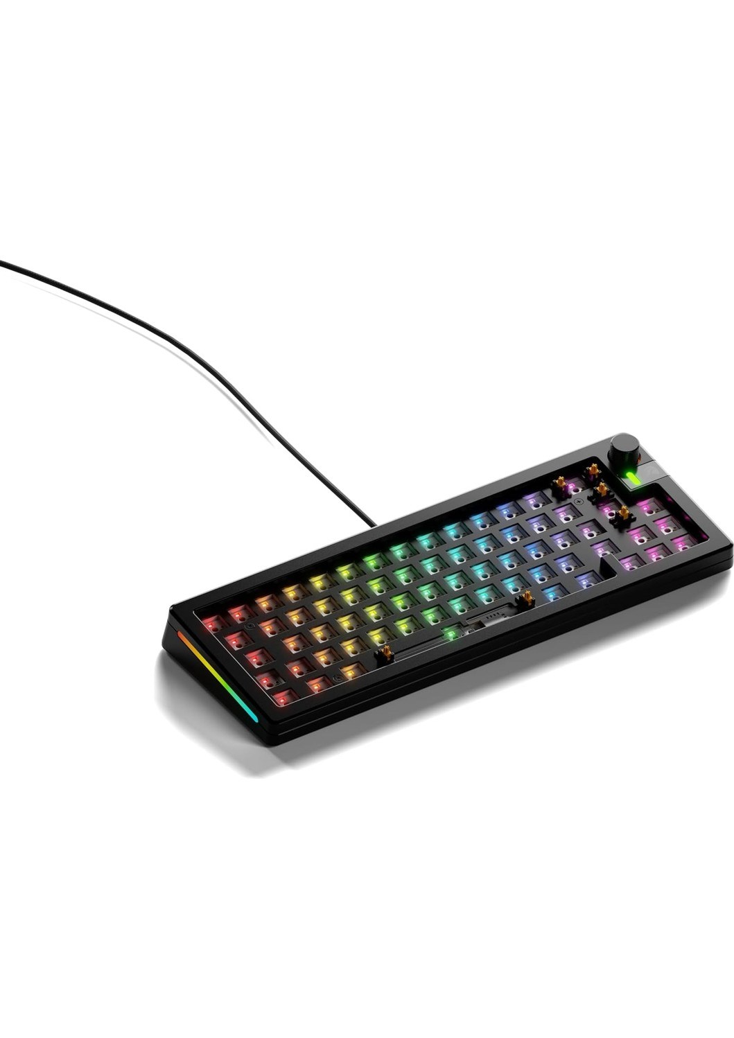 RGB aydınlatmalı siyah klavye, tuş başlıkları yok, sağ üstte düğme bulunur.