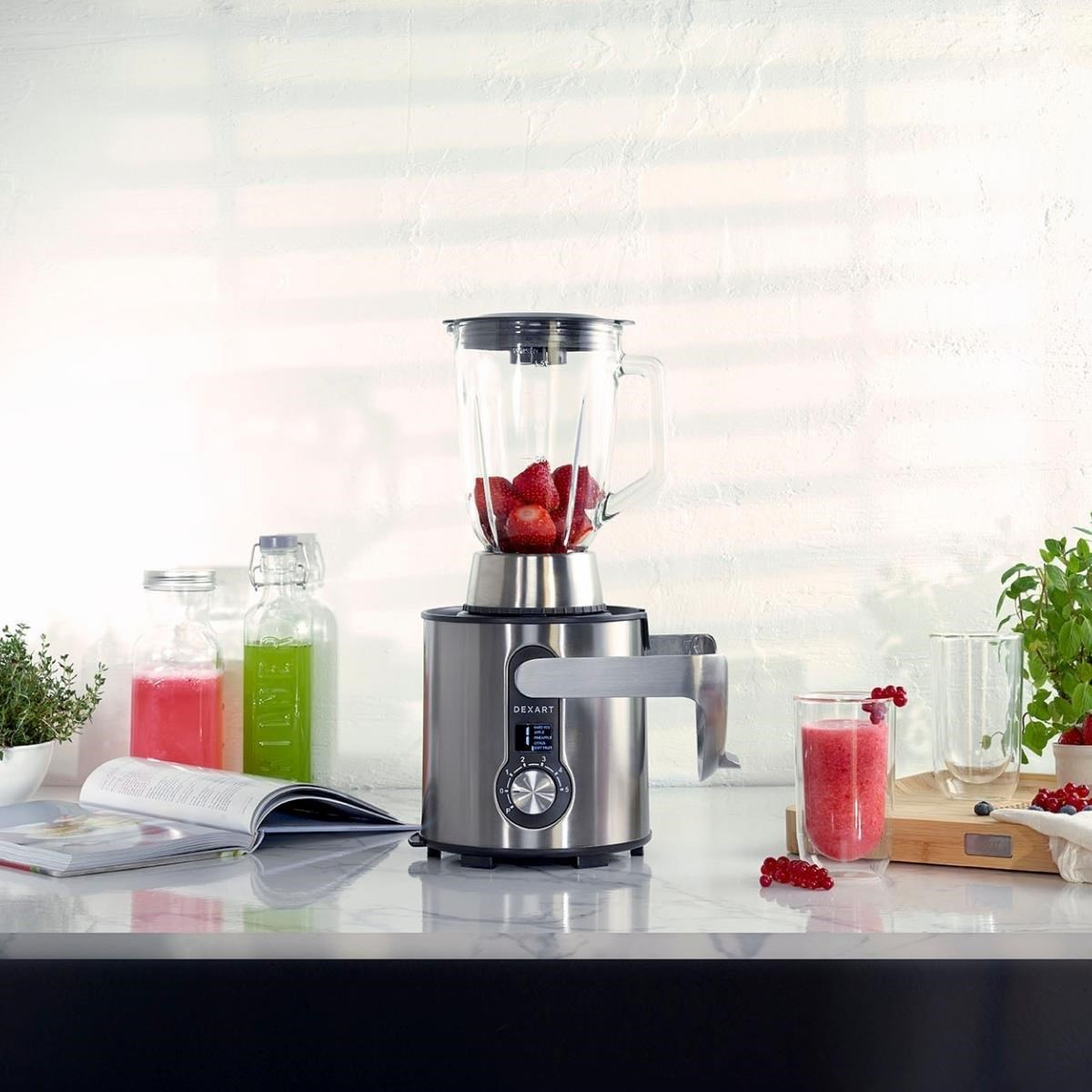 Gümüş blender, cam sürahisinde çileklerle mermer tezgahta duruyor.