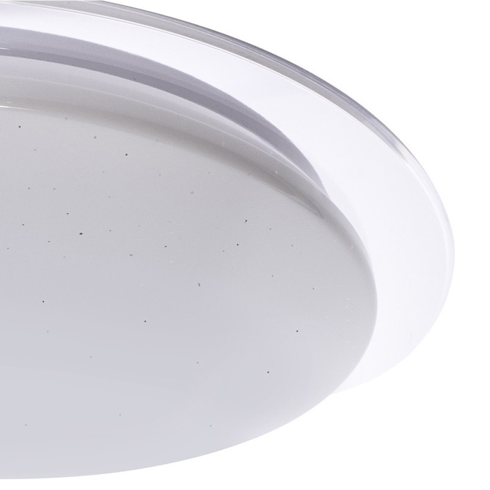Primer plano de una lámpara de techo redonda con difusor blanco y borde transparente.