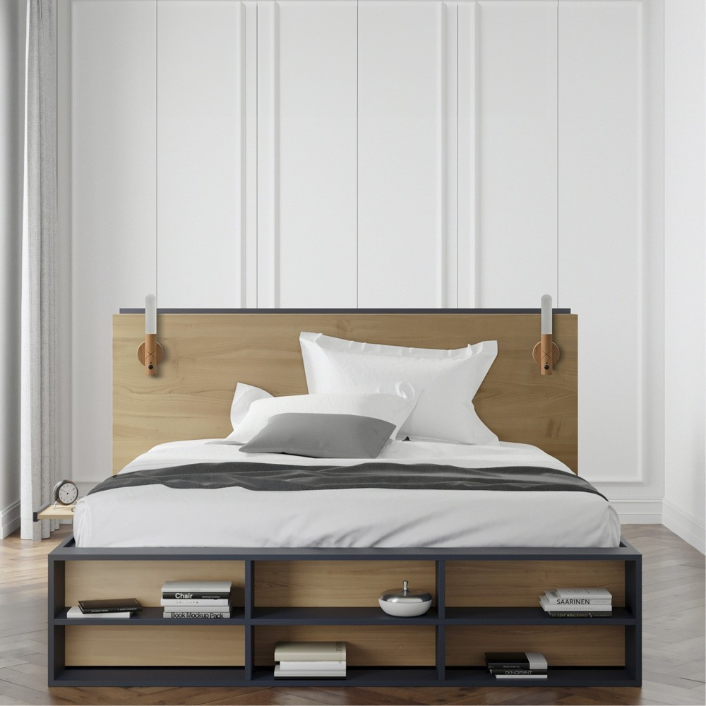 Un dormitorio moderno con cama de madera, almohadas blancas y lámparas de noche.