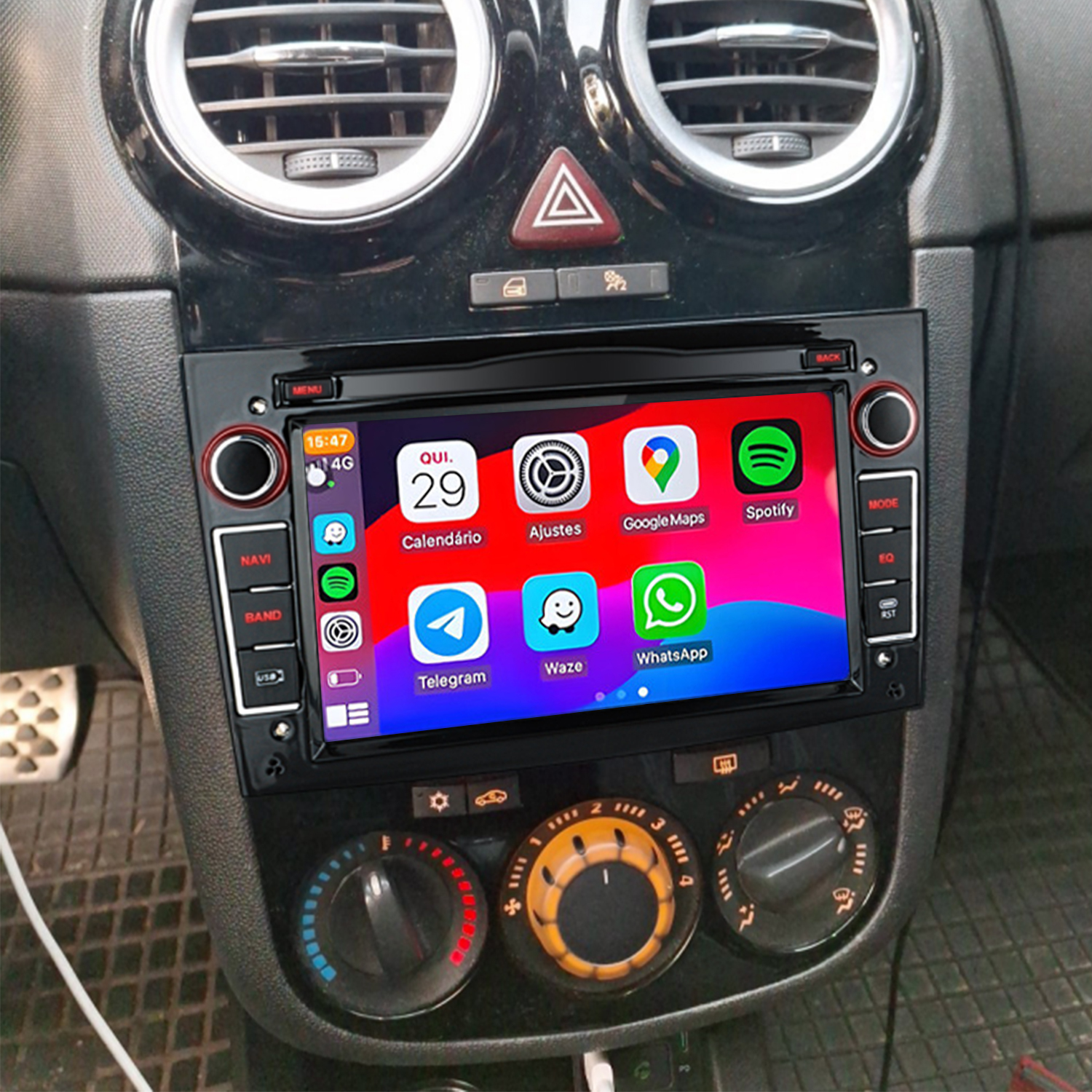 La pantalla de radio de un coche muestra apps como Calendario, Google Maps y Spotify.