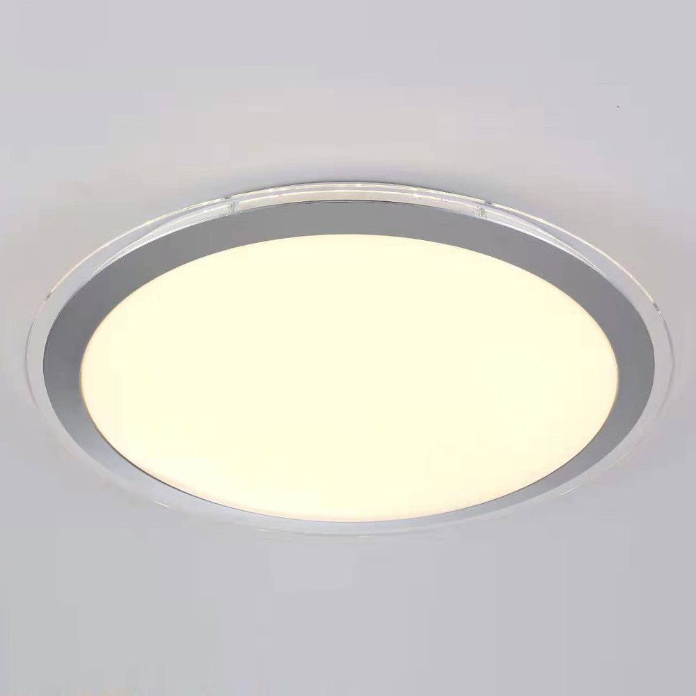 Una lámpara de techo moderna con un difusor de luz ovalado y brillante y un marco metálico delgado.