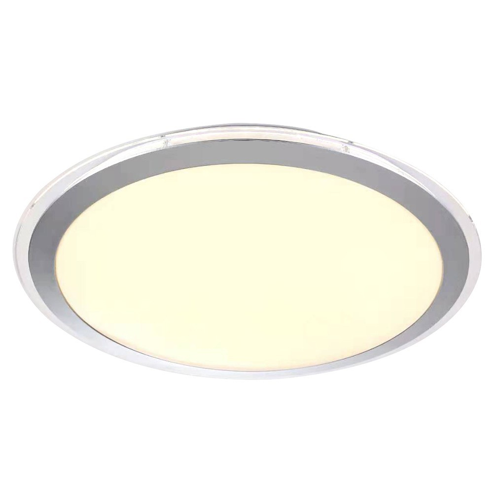 Una lámpara de techo redonda con borde plateado y luz brillante.