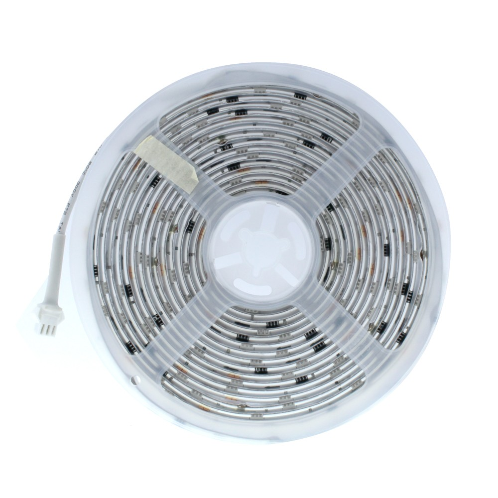 Un rollo de tiras de luces LED con cables blancos y un conector.