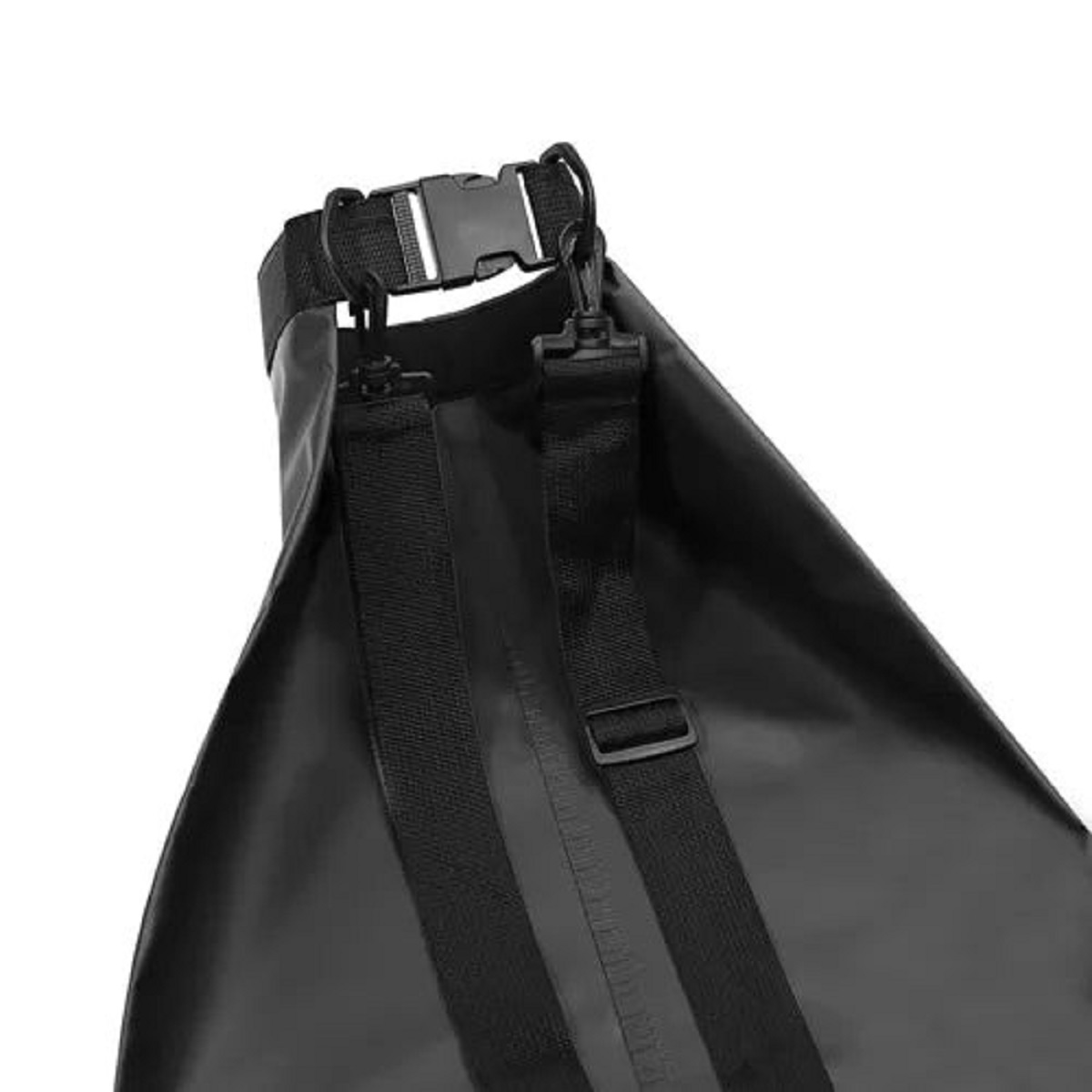 Primer plano de una bolsa impermeable negra con correas y hebilla.