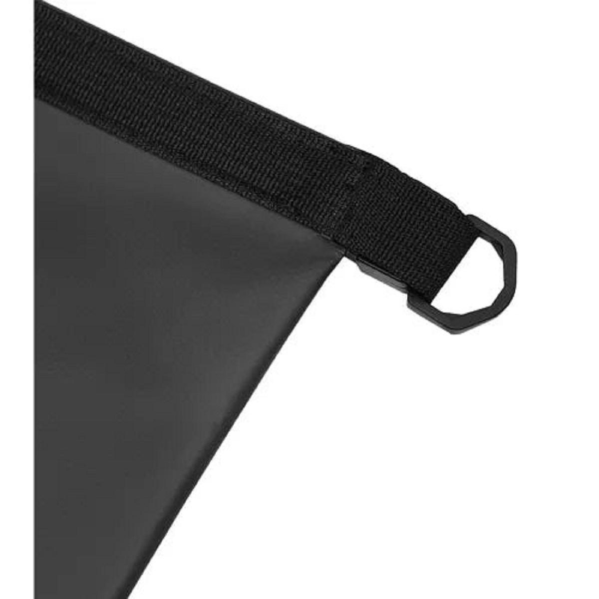Primer plano de una trabilla de tela negra con anilla en D en una bolsa negra.