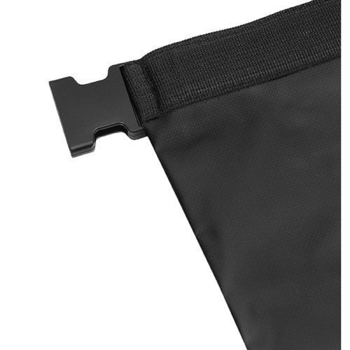 Bolsa negra con hebilla y cinta.