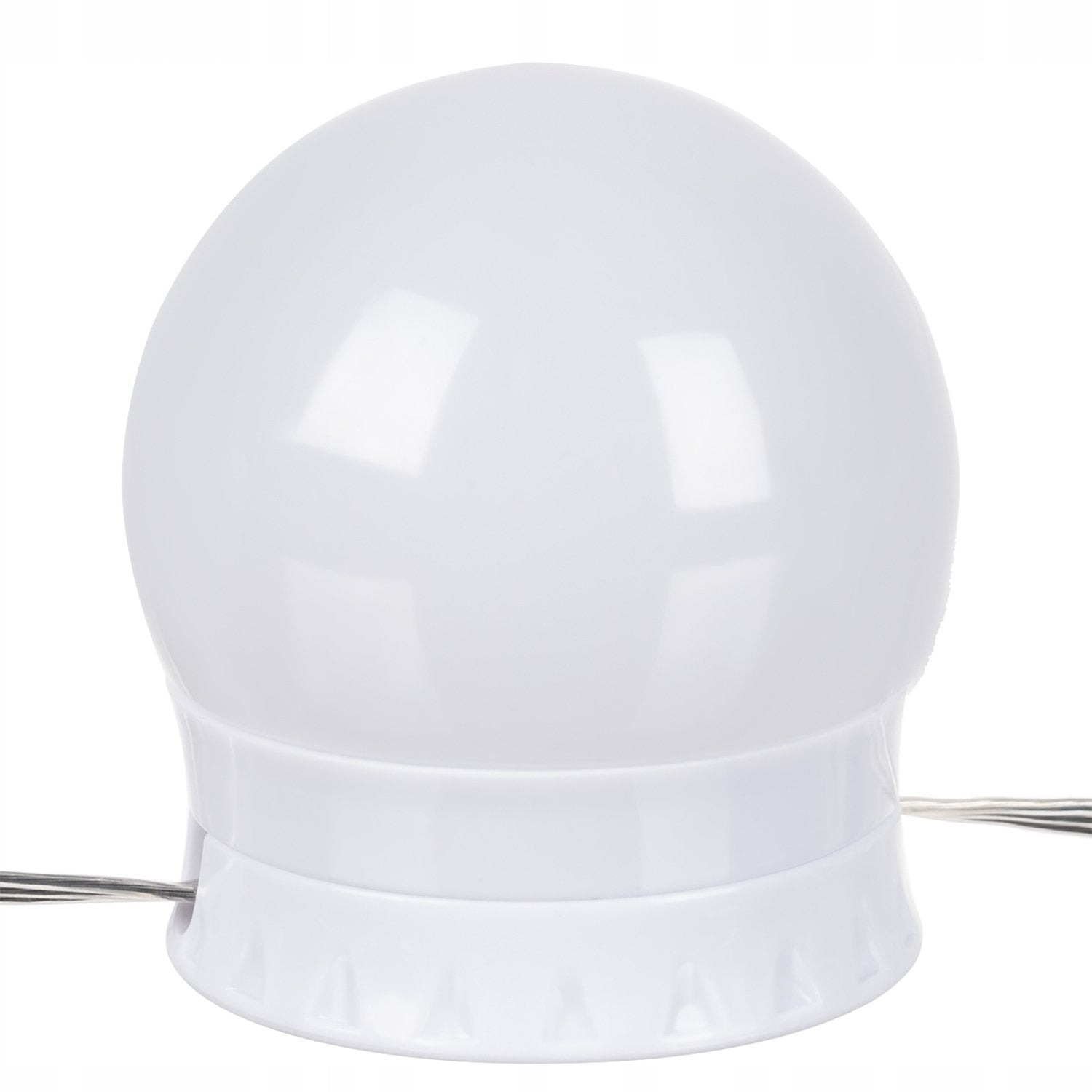 Una bombilla blanca con cable plateado sobre fondo blanco.
