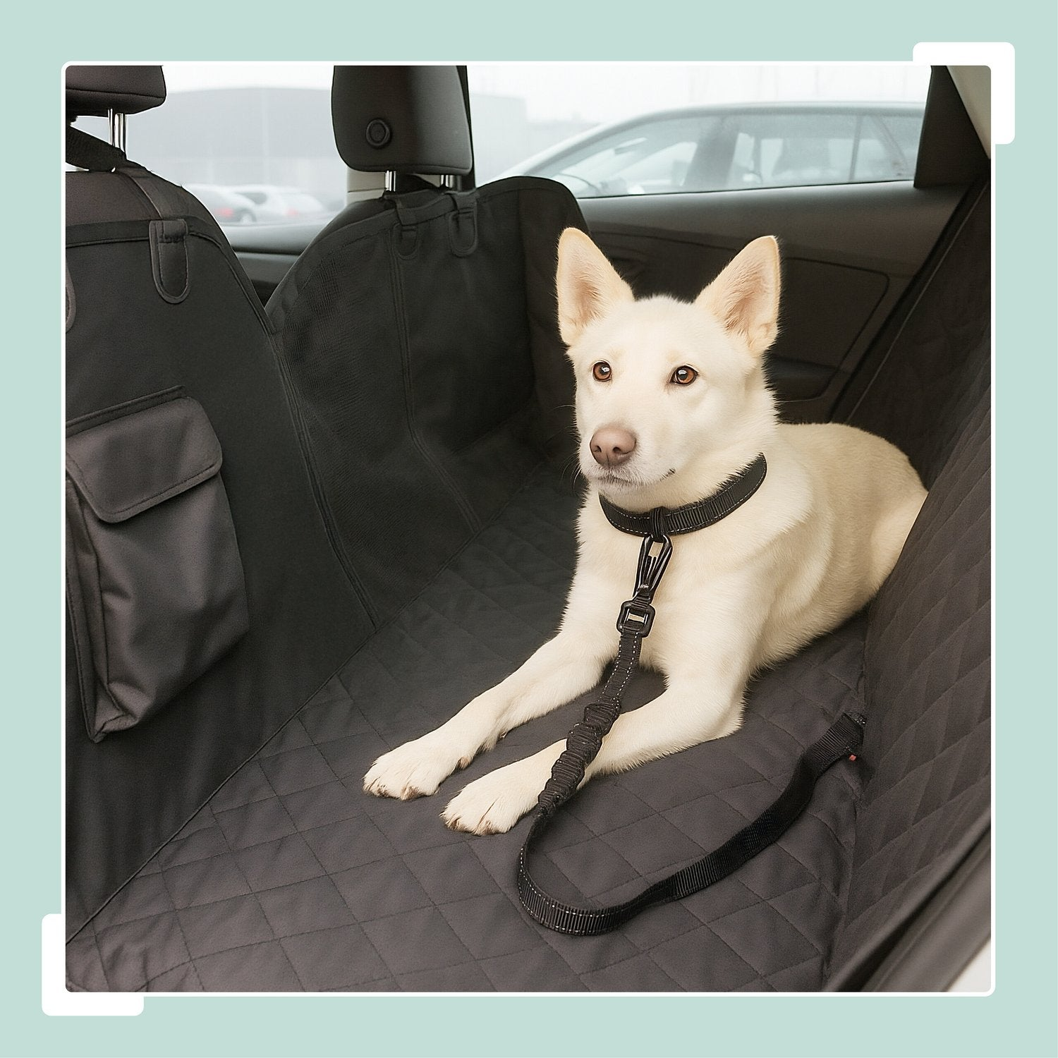 Un perro blanco yace sobre una funda protectora de asiento de coche negra.