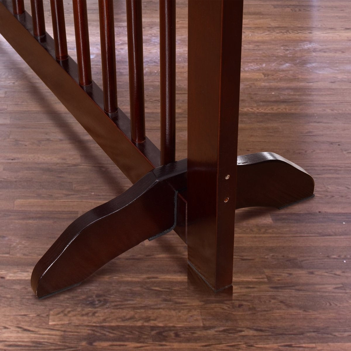 Muebles de madera marrón oscuro con listones verticales sobre suelo de madera.