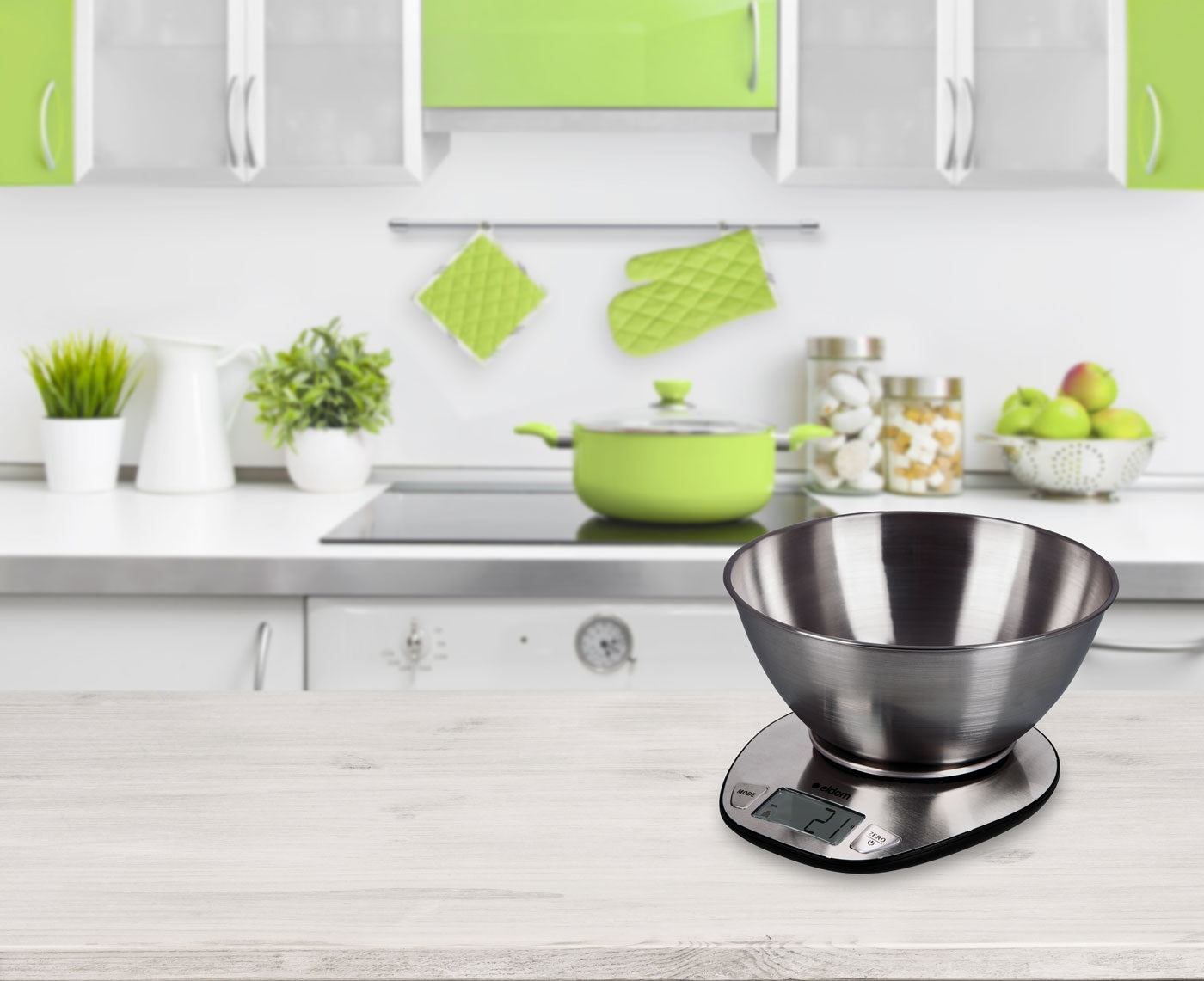 Una báscula de cocina con un bol de acero inoxidable en una cocina moderna.