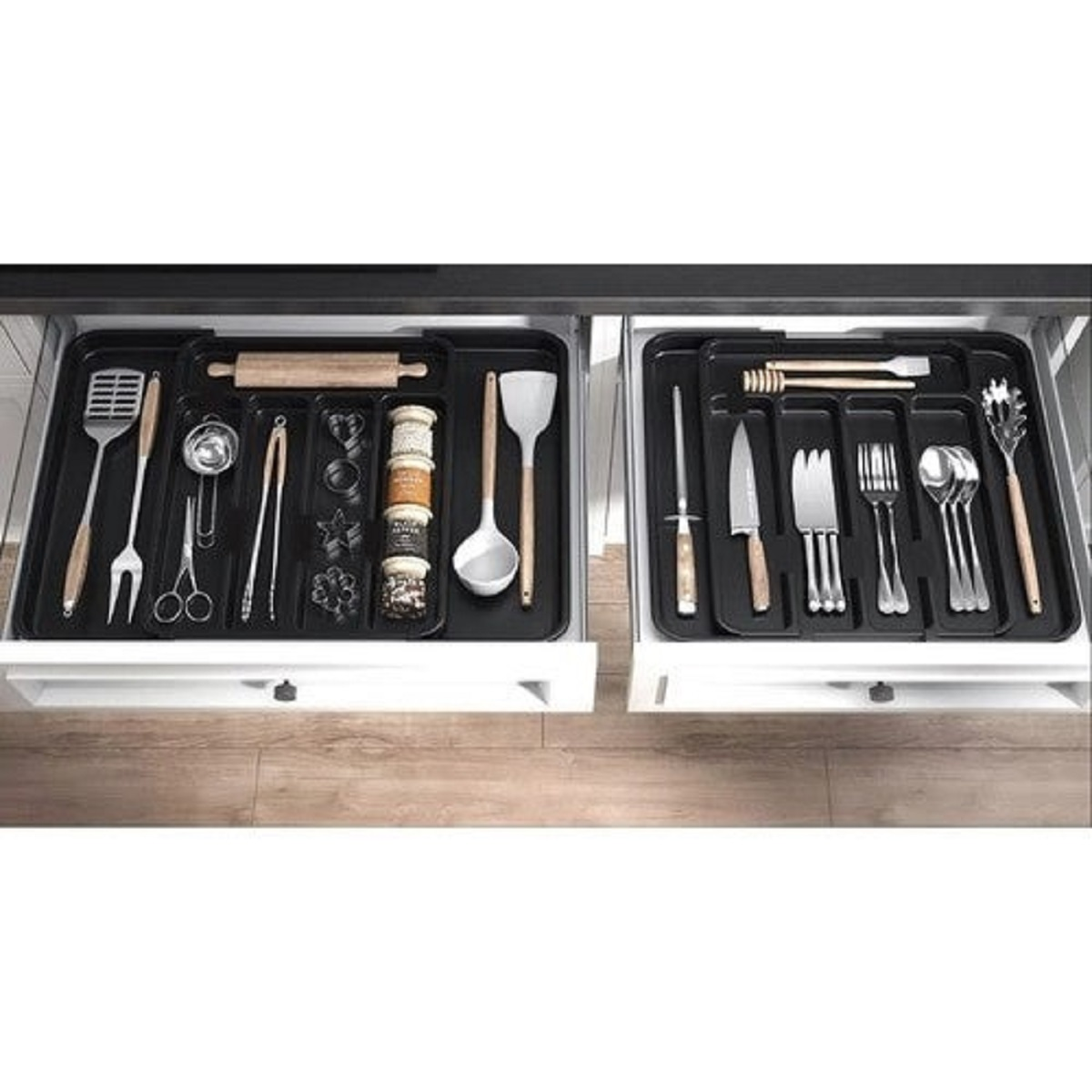 Dos cajones con utensilios de cocina, organizados en insertos negros.