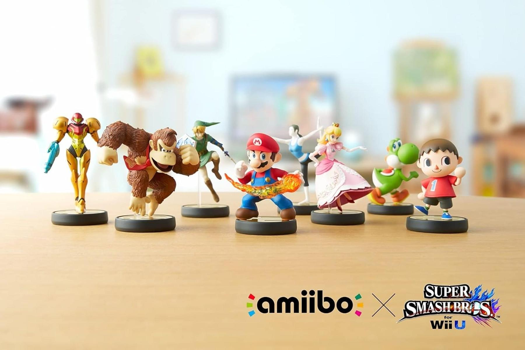 Amiibo-Figuren von Nintendo-Charakteren auf einem Holztisch.