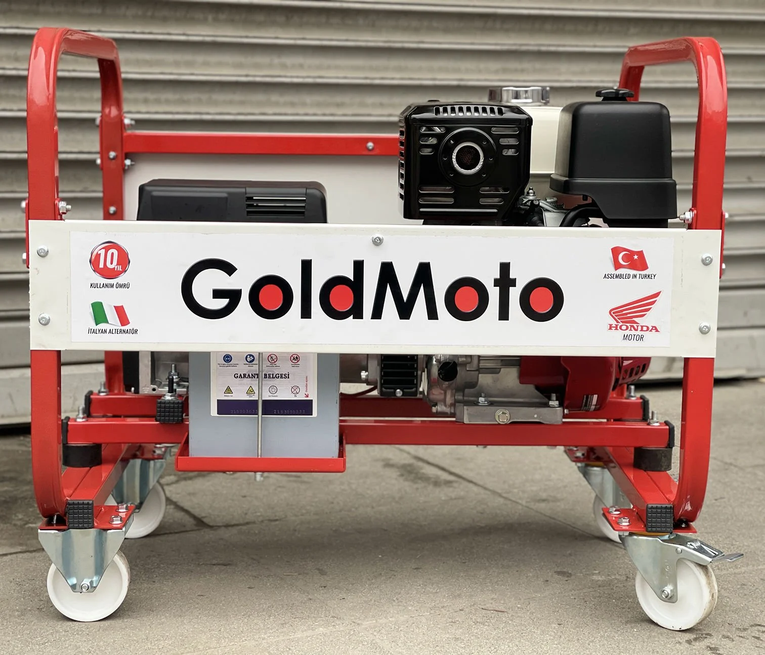 GoldMoto logolu, Honda motorlu, tekerlekli kırmızı jeneratör.