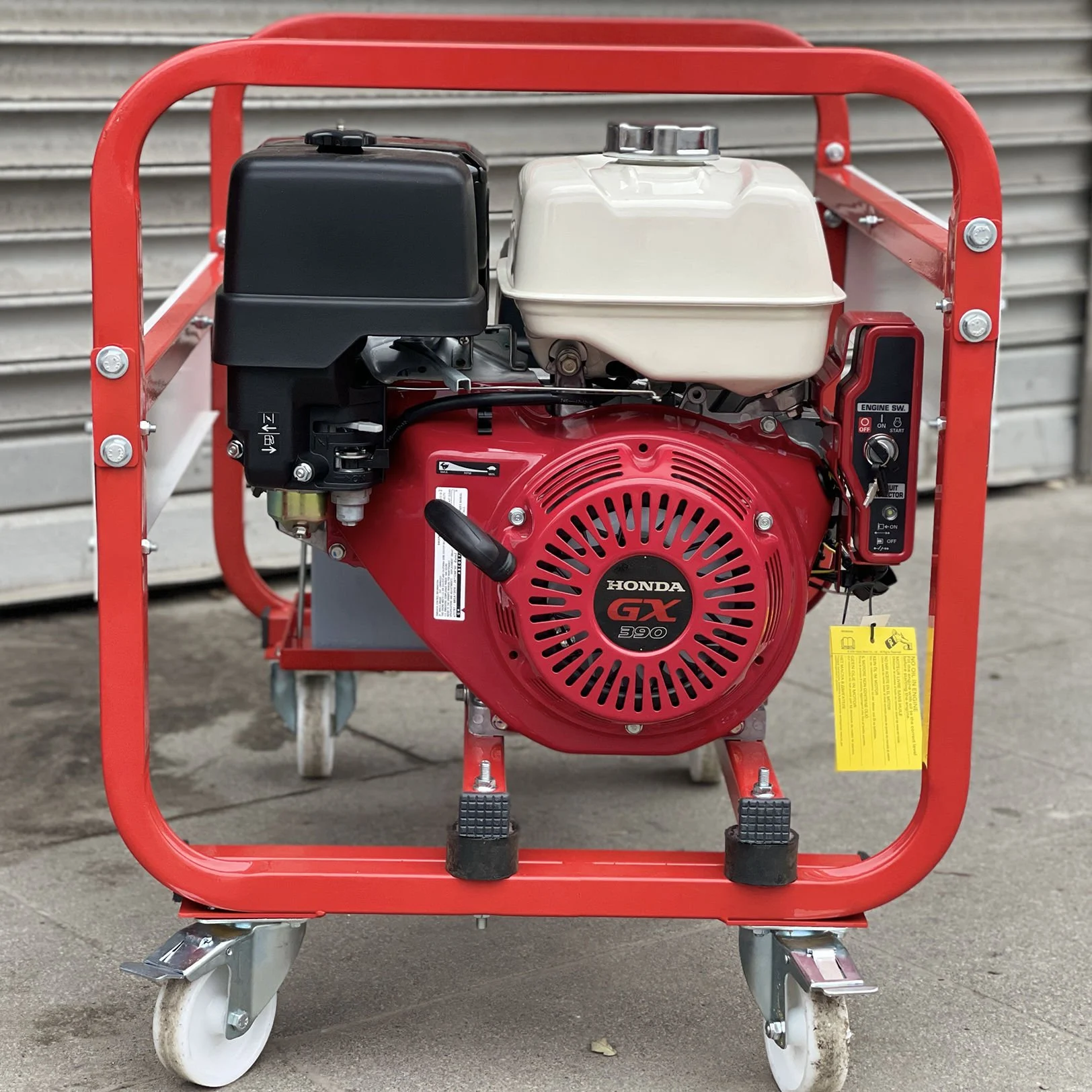 Tekerlekli kırmızı Honda GX 390 motorlu jeneratör.