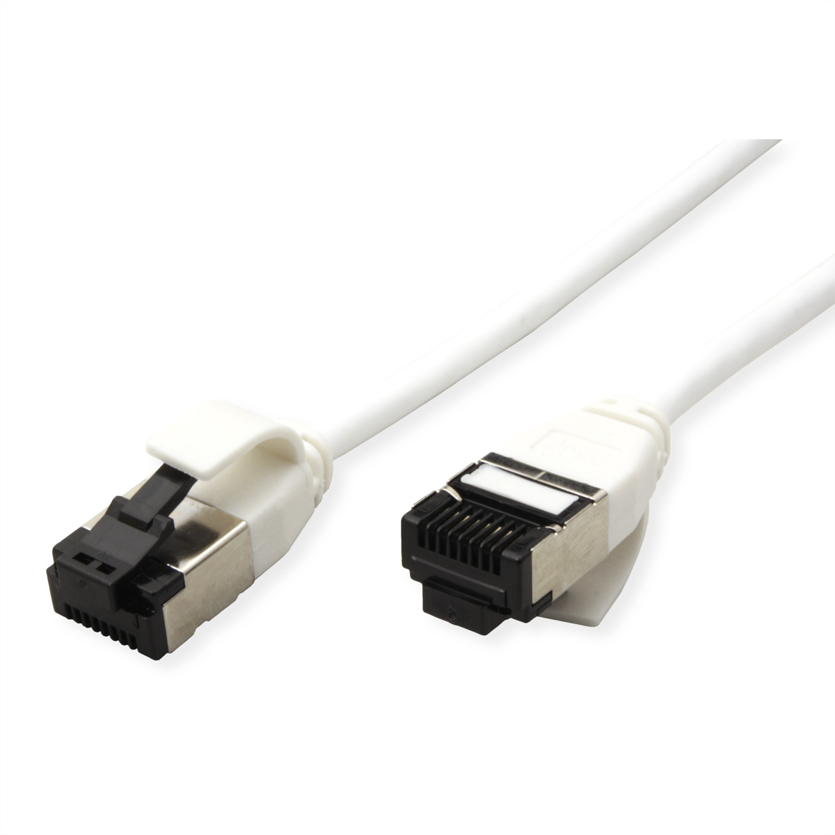 Een witte Ethernet-kabel met twee RJ45-connectoren op een witte achtergrond.
